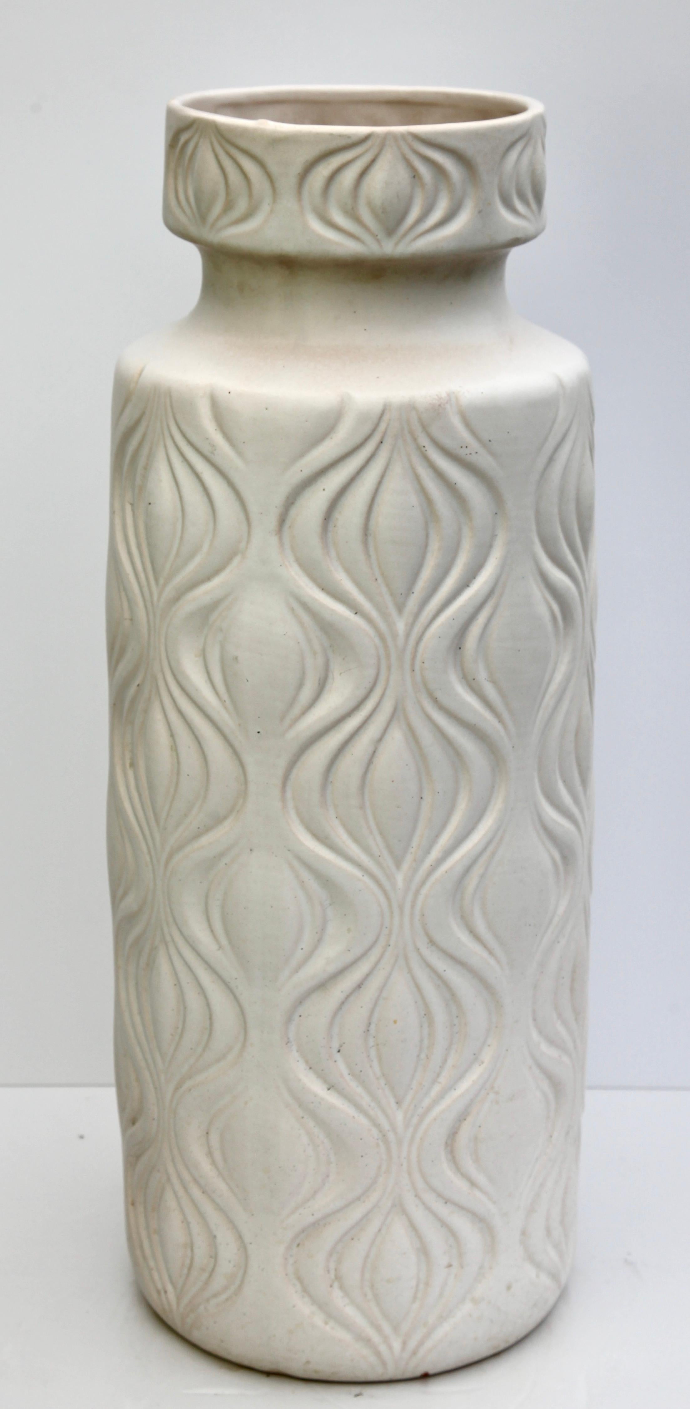 Scheurich floor vase, in white satin finish ('half gloss') W-Germany , 1960s.
with impressed design 'Amsterdam', inspired by the central canal systems of the Dutch capital as reflected in the water of its canals.

Stamped on base. (hard to verify