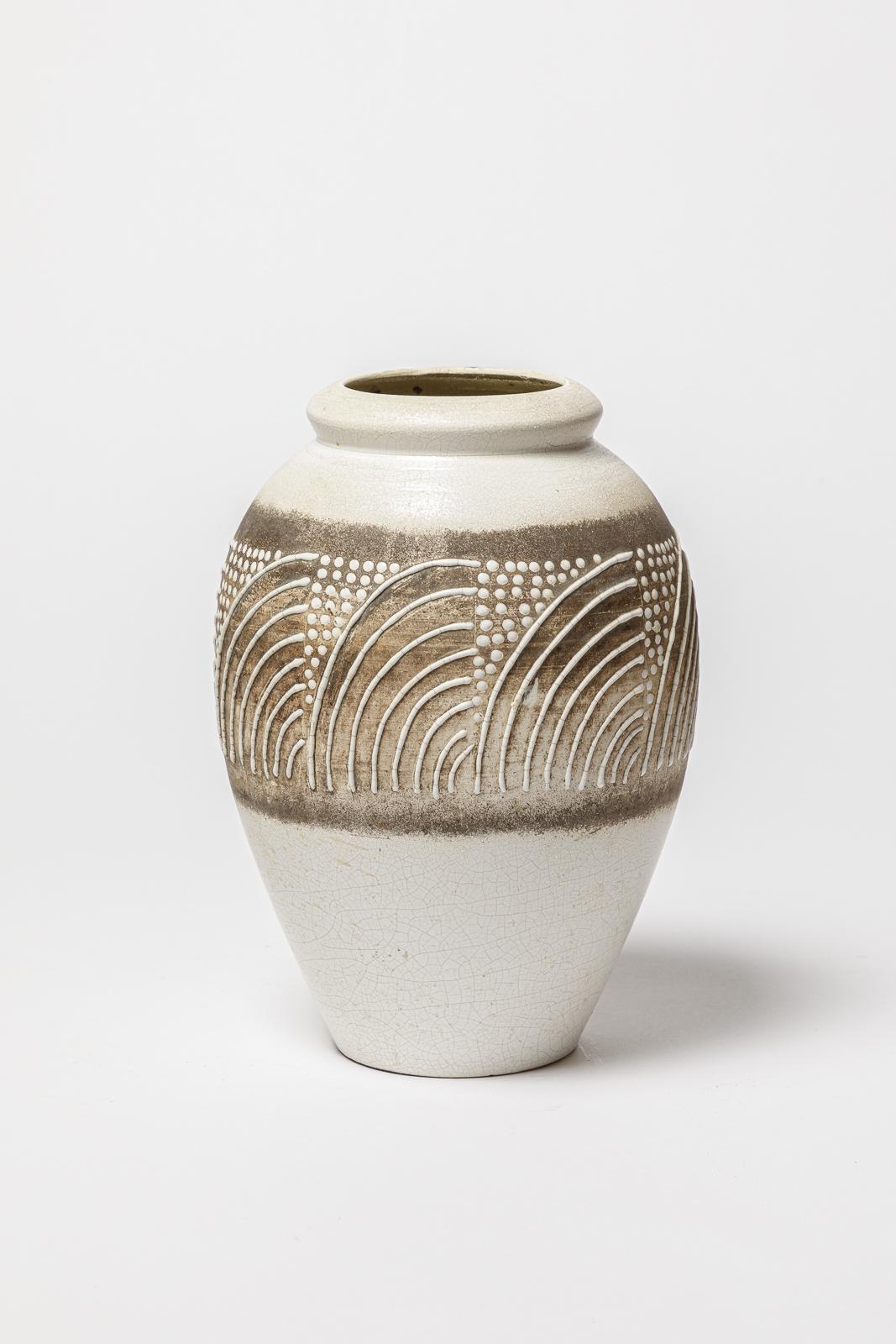 Grande vaso in ceramica art déco bianco e nero del 1940, stile Jean Besnard 20°. In condizioni ottime in vendita a Neuilly-en- sancerre, FR