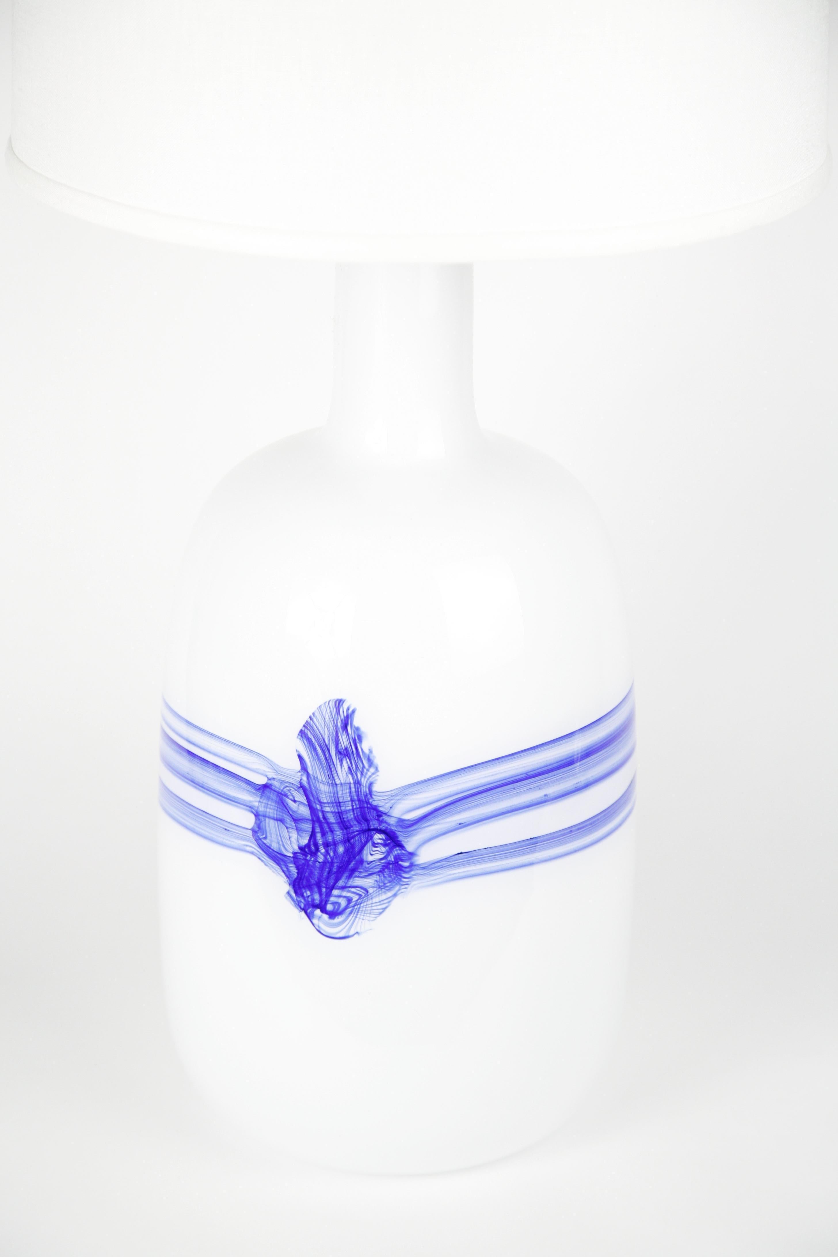 Grande et impressionnante lampe en verre opalin Holmegaard conçue par Michael Bang, fabriquée par le fabricant danois Holmegaard en 1980, verre blanc partiellement bleu royal avec un raccord en acier poli ; un modèle et une taille rarement vus ;