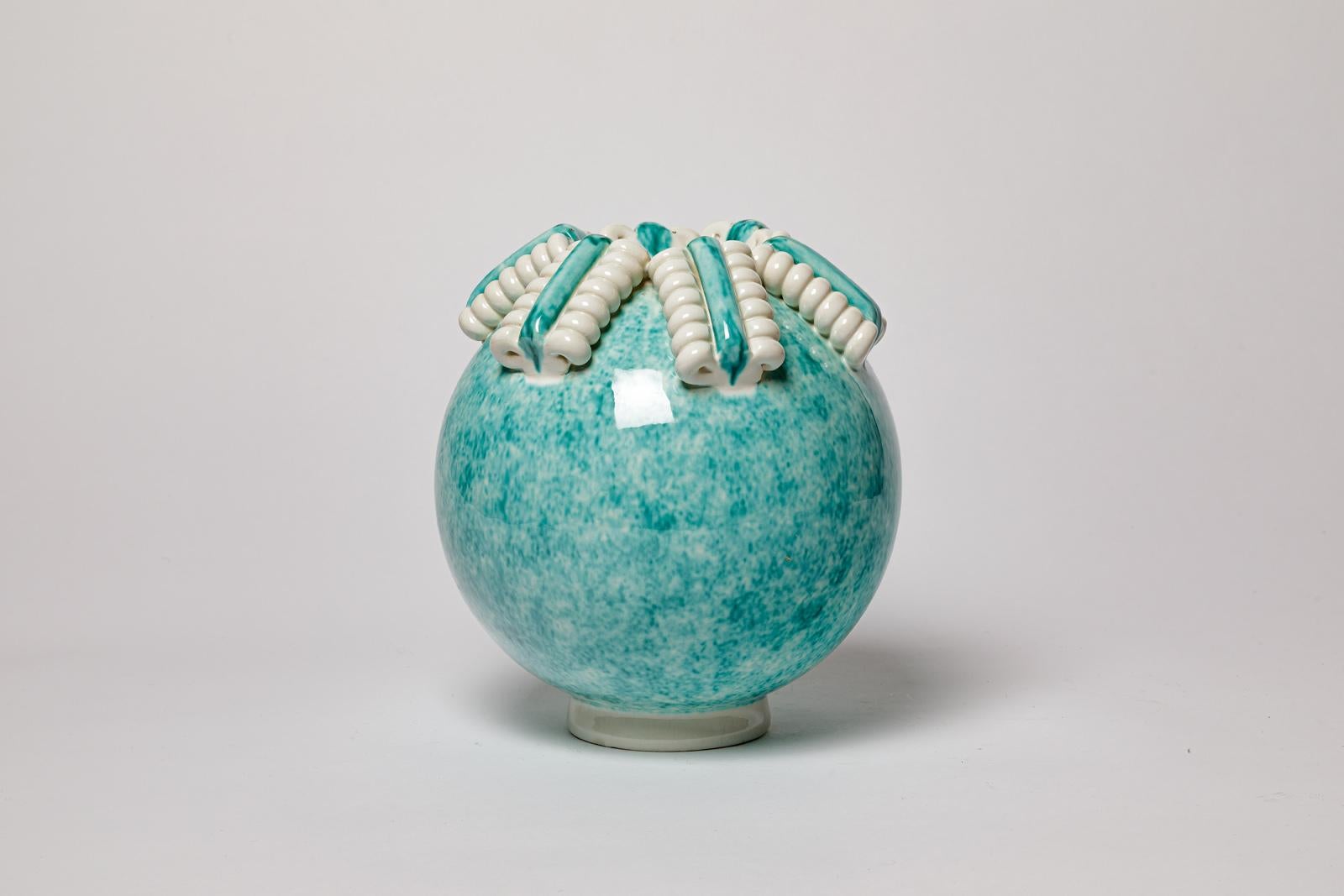 Gustave Asch - Sainte Radegonde

Grande vaso in ceramica art déco bianco e verde

Design del XX secolo 

Condizioni originali perfette

Firmato 

Altezza 24 cm
Grande 20 cm