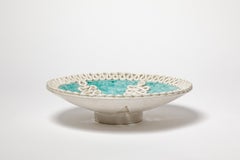 Große weiße und grüne dekorative Keramikplatte aus dem 20. Jahrhundert von Gustave Asch