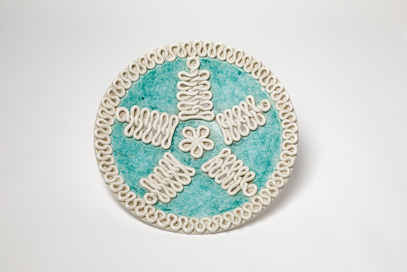 Francese grande piatto decorativo in ceramica bianca e verde del XX secolo di Gustave Asch in vendita