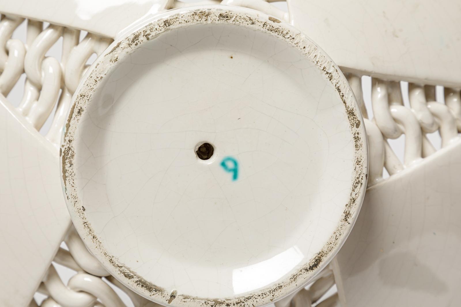 grande piatto decorativo in ceramica bianca e verde del XX secolo di Gustave Asch in vendita 1