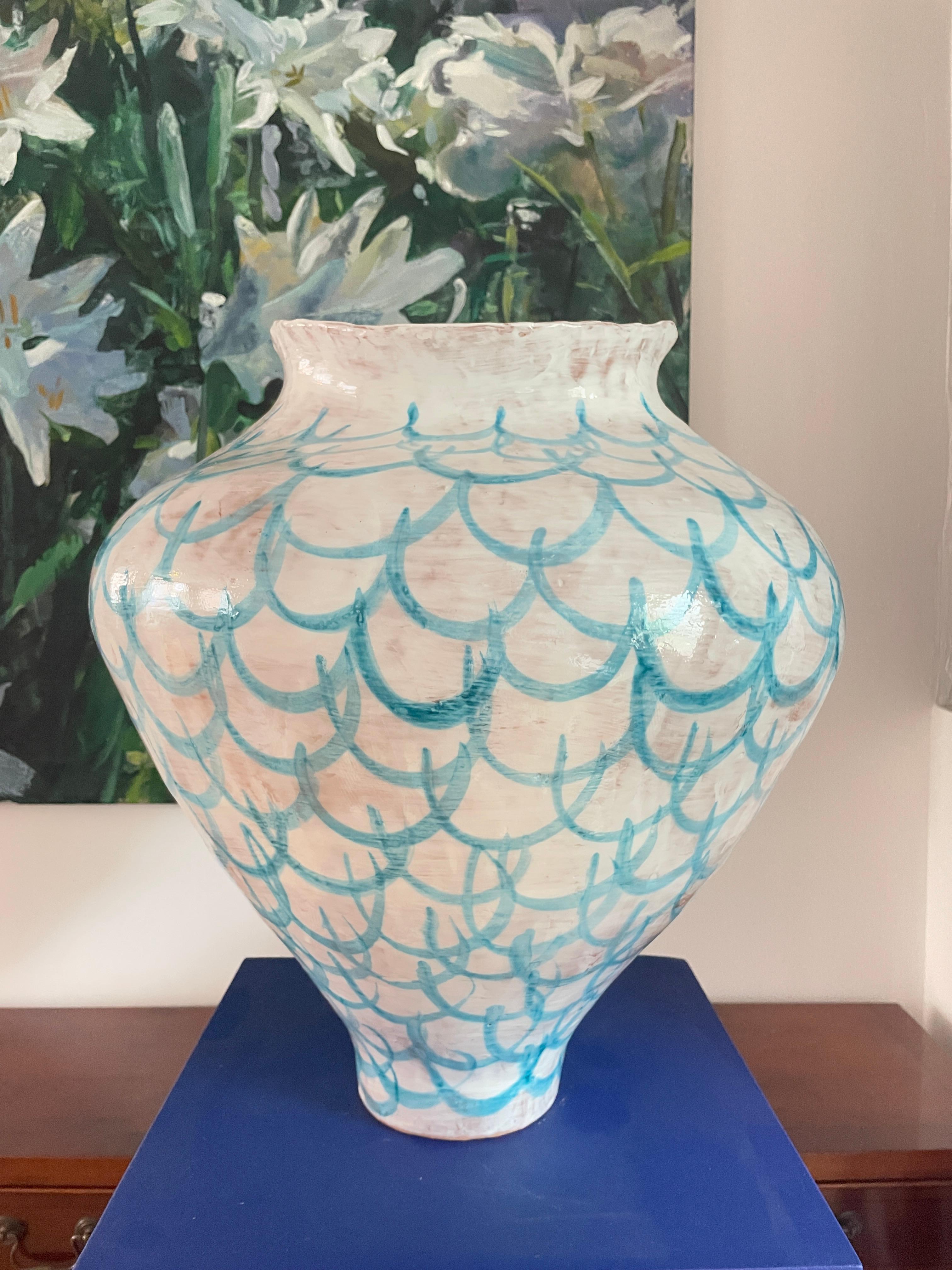 italien Grand vase en majolique blanc et bleu clair peint à la main Italie contemporaine en vente