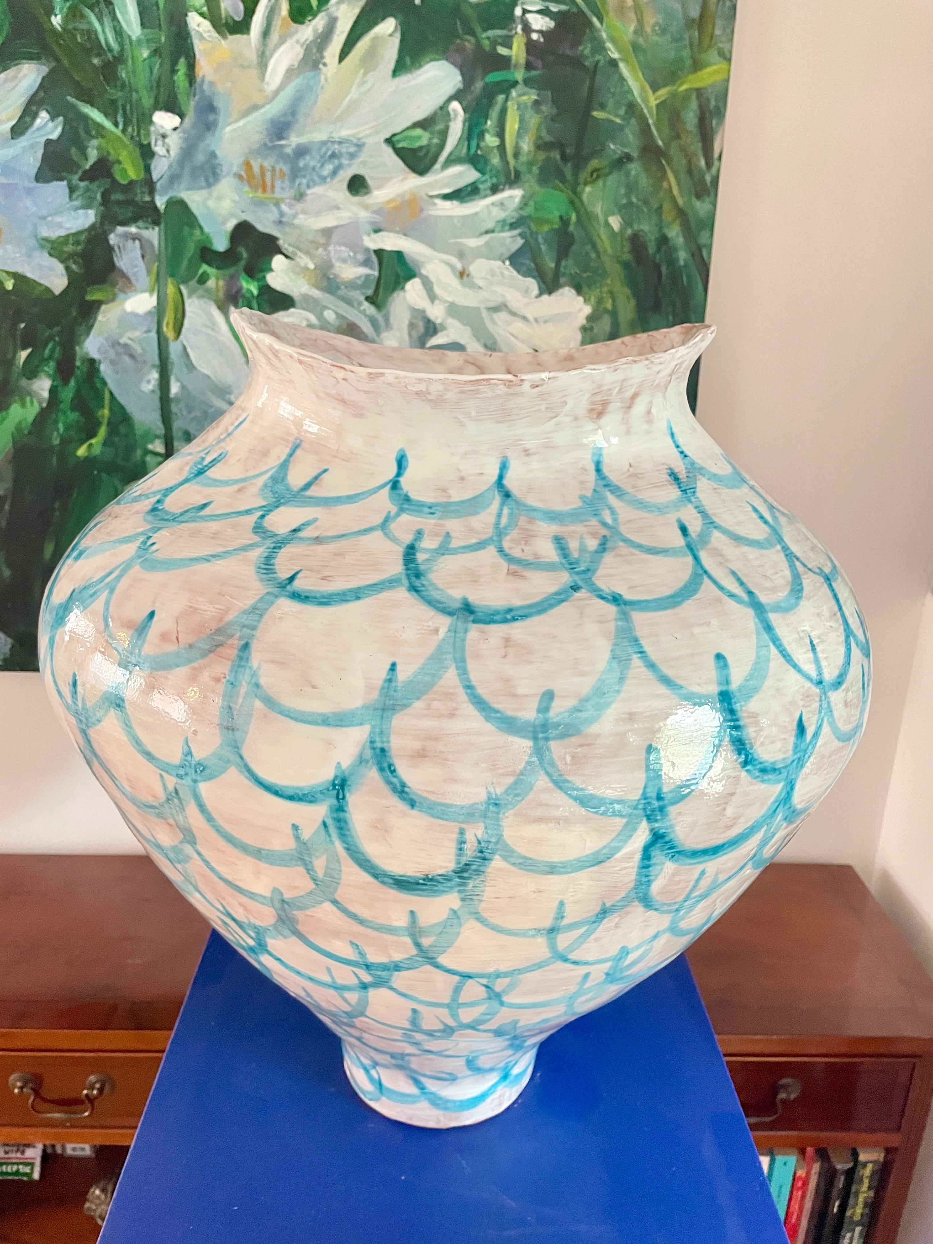 Vernissé Grand vase en majolique blanc et bleu clair peint à la main Italie contemporaine en vente