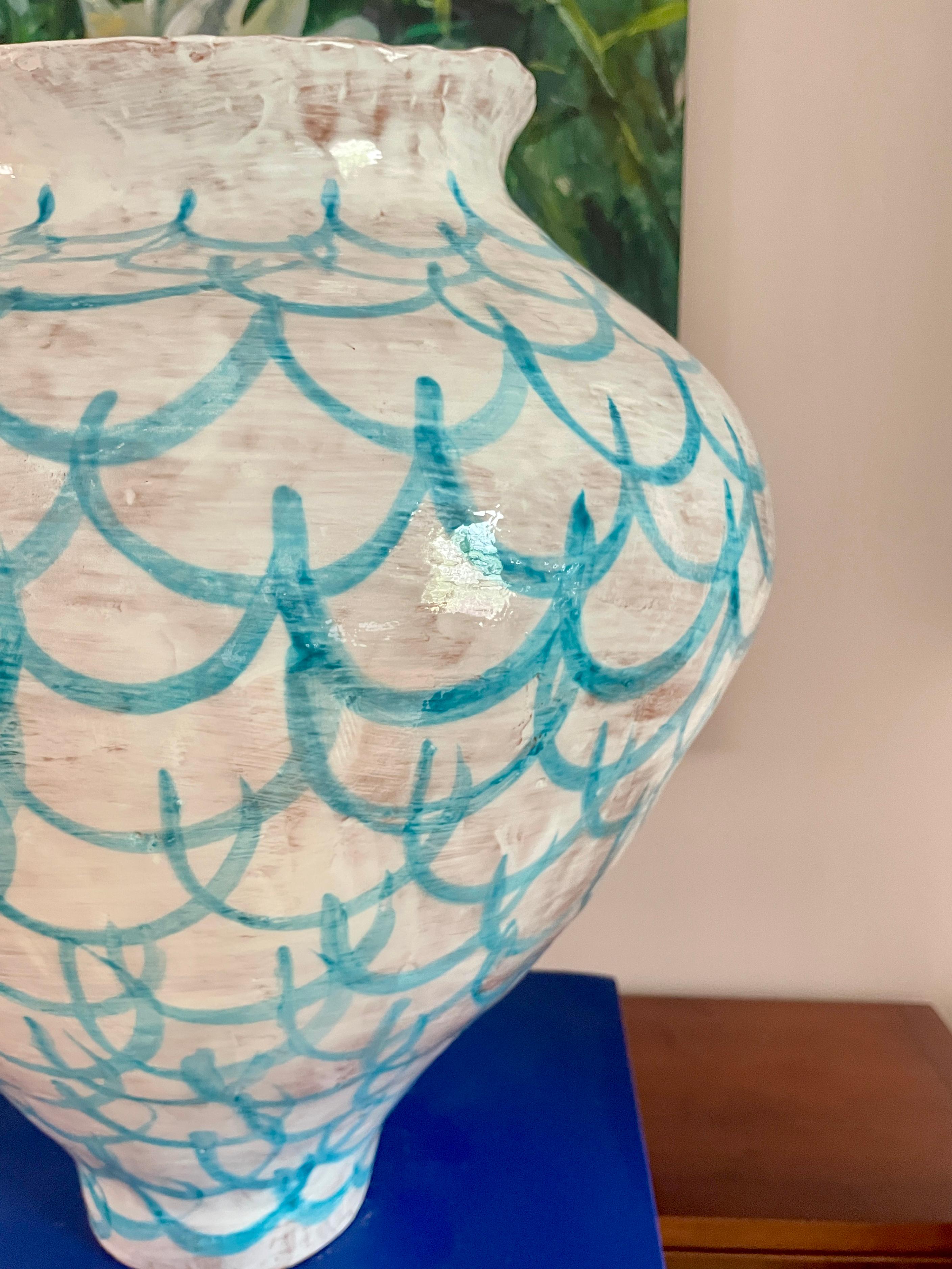 Grand vase en majolique blanc et bleu clair peint à la main Italie contemporaine Neuf - En vente à London, GB