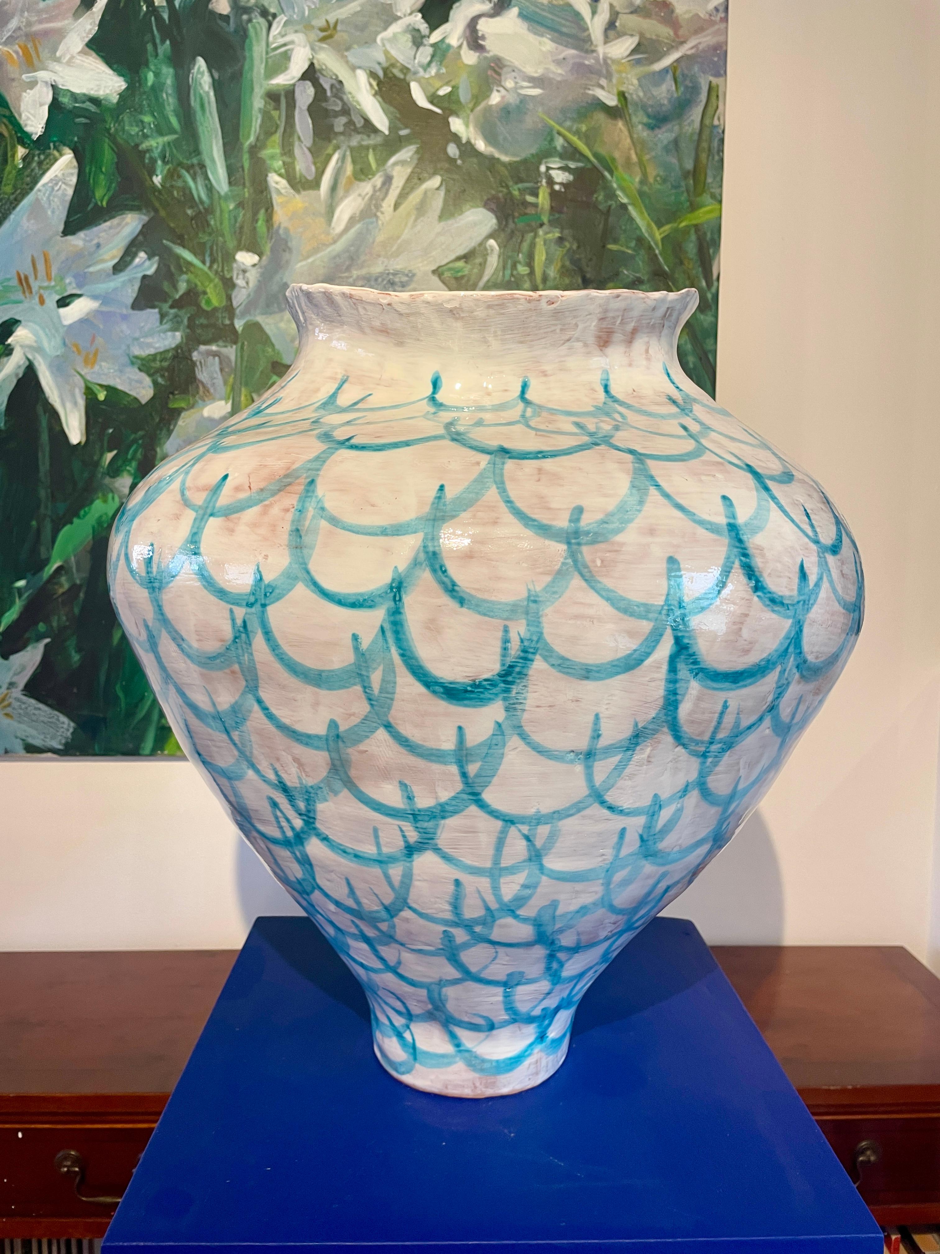XXIe siècle et contemporain Grand vase en majolique blanc et bleu clair peint à la main Italie contemporaine en vente