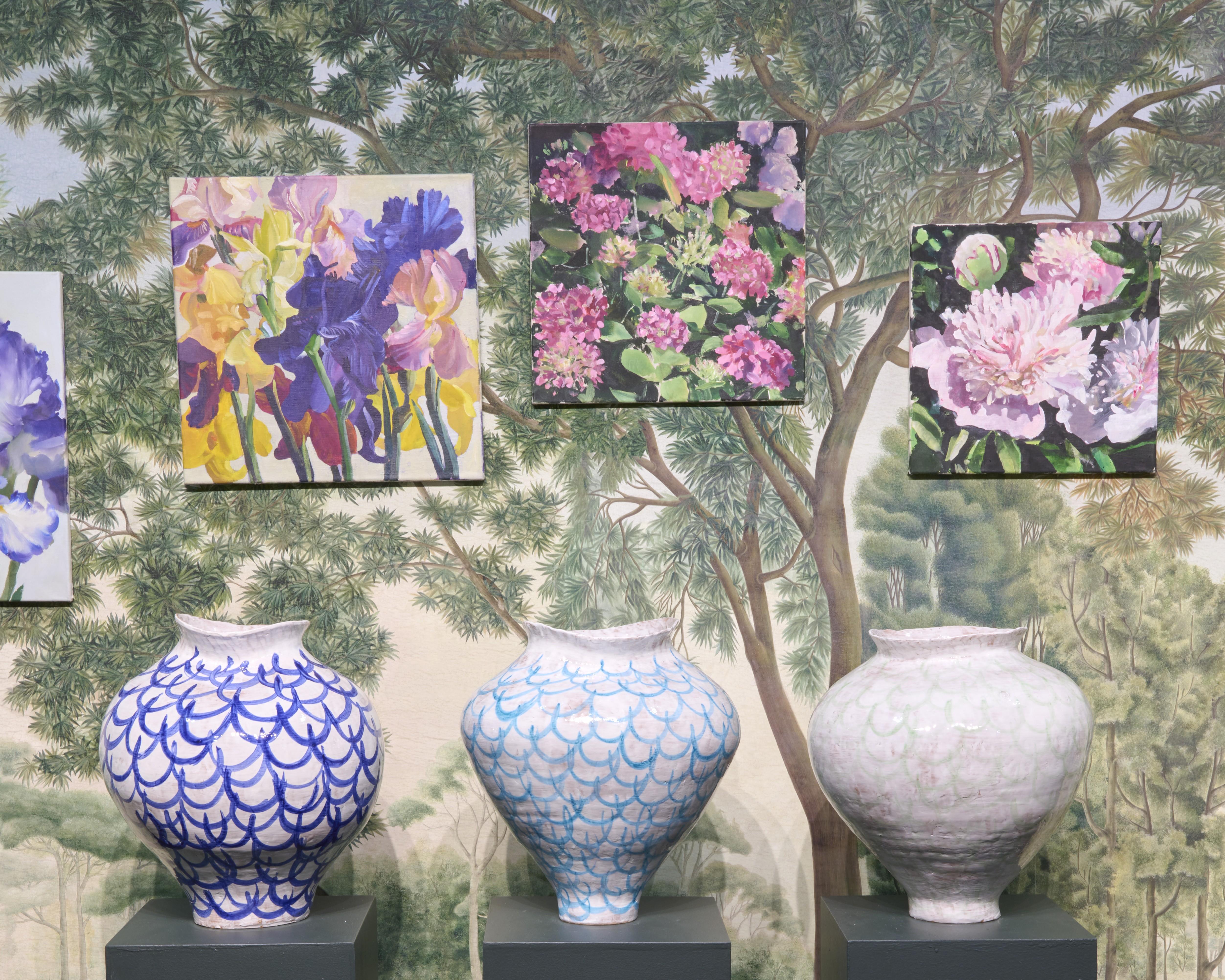 Céramique Grand vase en majolique blanc et bleu clair peint à la main Italie contemporaine en vente