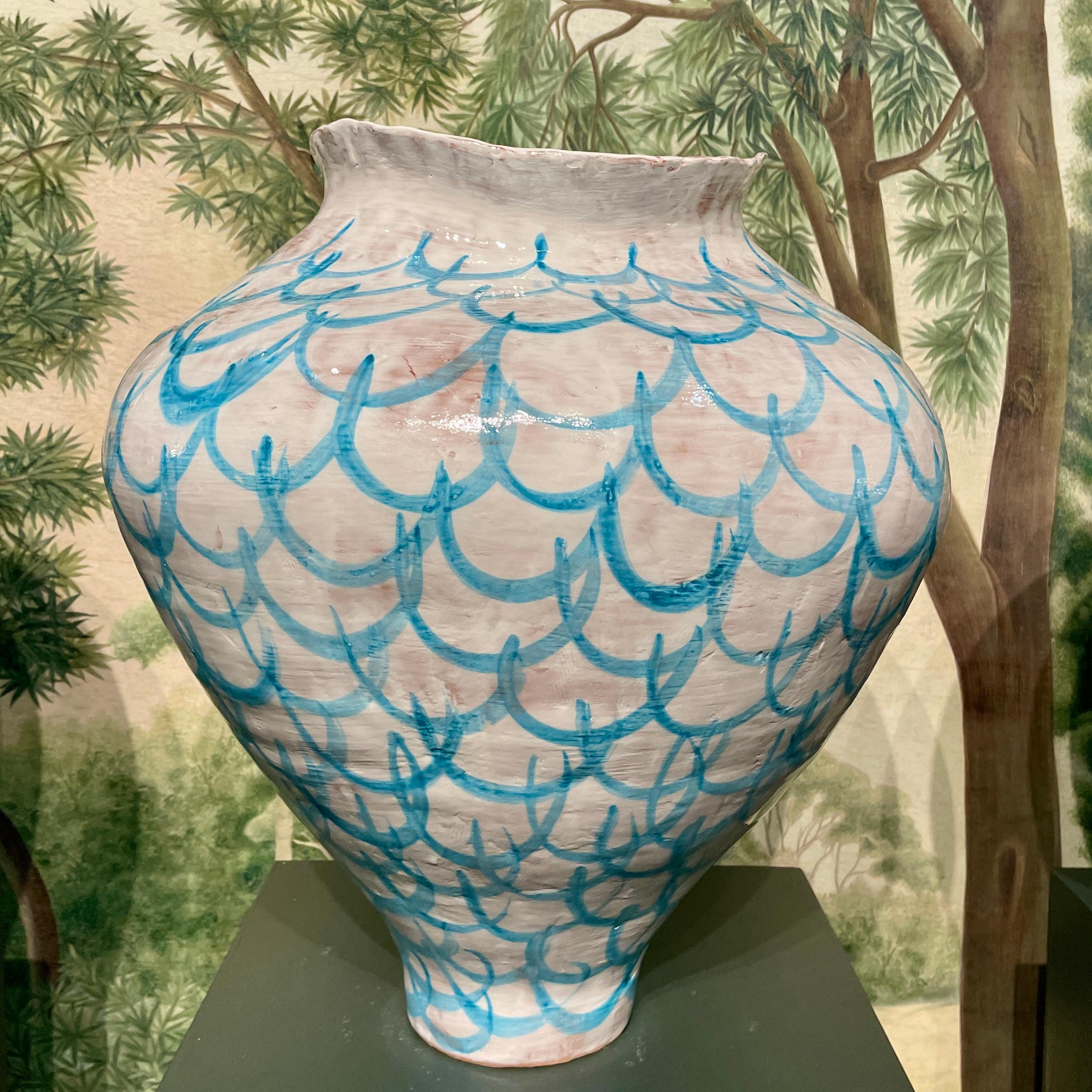 Grand vase en majolique blanc et bleu clair peint à la main Italie contemporaine en vente 1