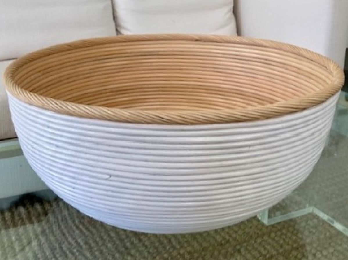 Moderno Grande centrotavola in rattan bianco e naturale in vendita
