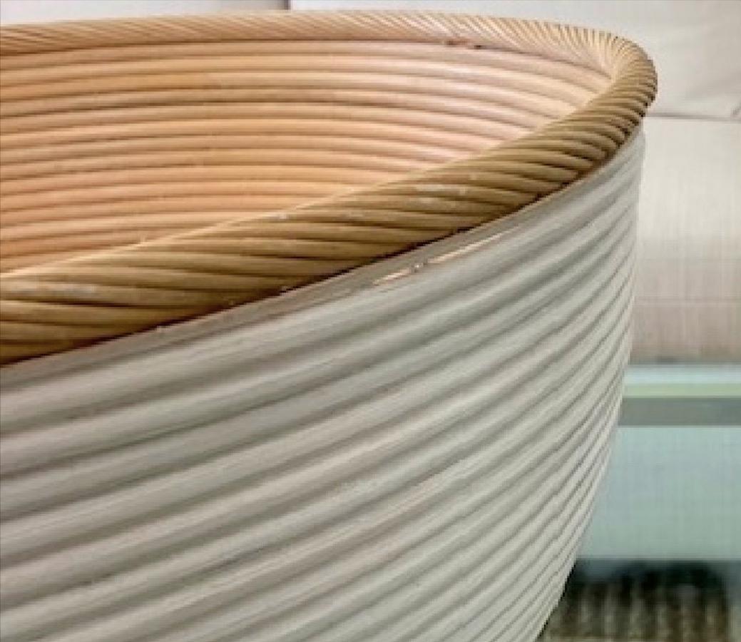 Rattan Grande centrotavola in rattan bianco e naturale in vendita