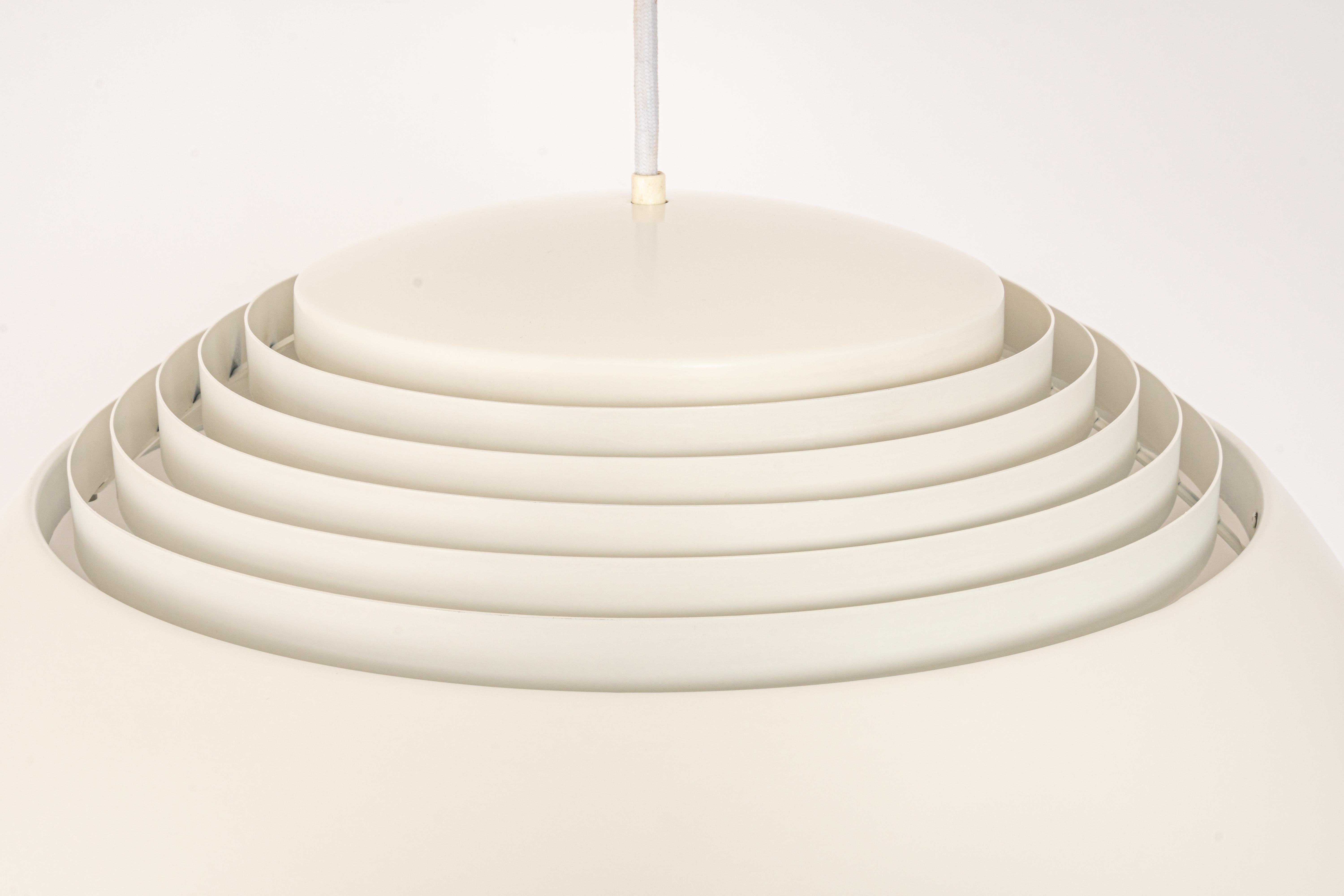 Large white Arne Jacobsen pendant light by Louis Poulsen, AJ Royal, 1960s

It needs 4 x standard bulbs ( up to 100 W for each bulb)
Light bulbs are not included. It is possible to install this fixture in all countries (US, UK, Europe, Asia,