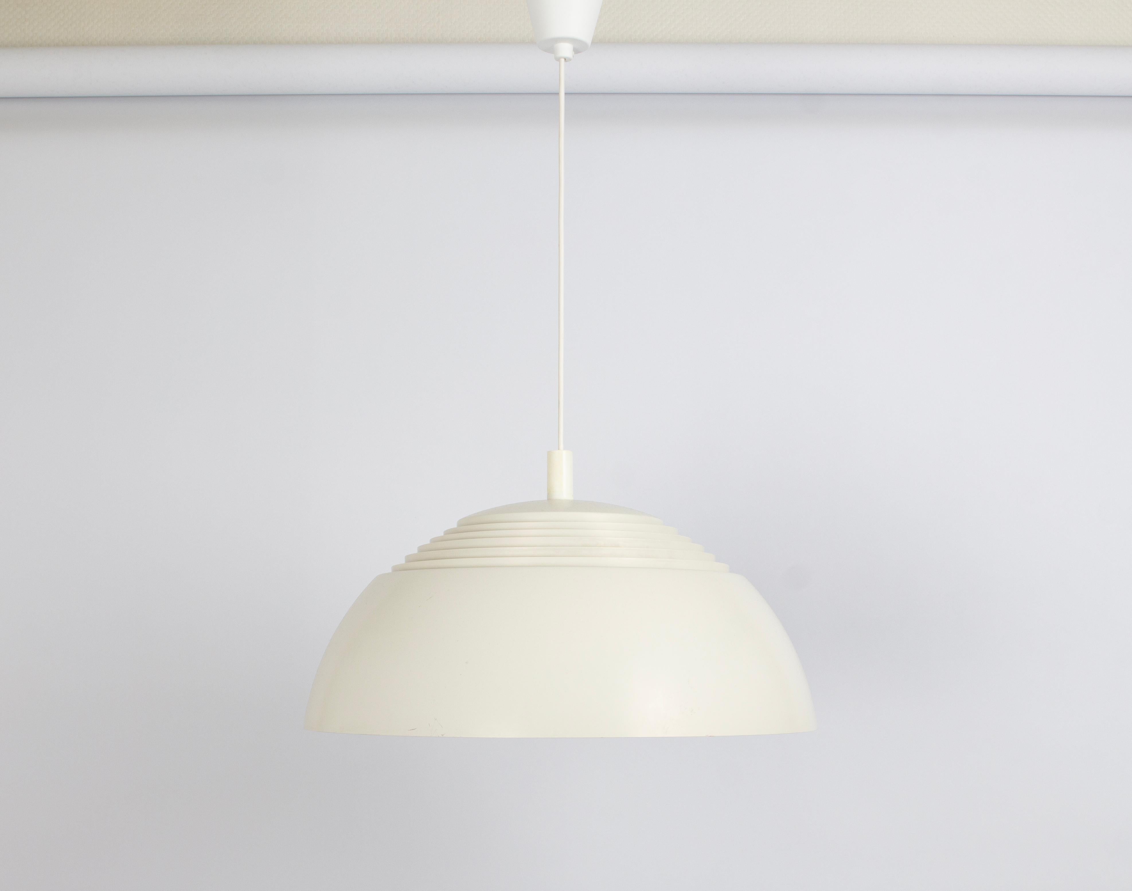 Grande lampada a sospensione bianca Arne Jacobsen di Louis Poulsen, AJ Royal, anni '60

Sono necessarie 4 lampadine standard (fino a 100 W per ogni lampadina).
Le lampadine non sono incluse. È possibile installare questo apparecchio in tutti i paesi