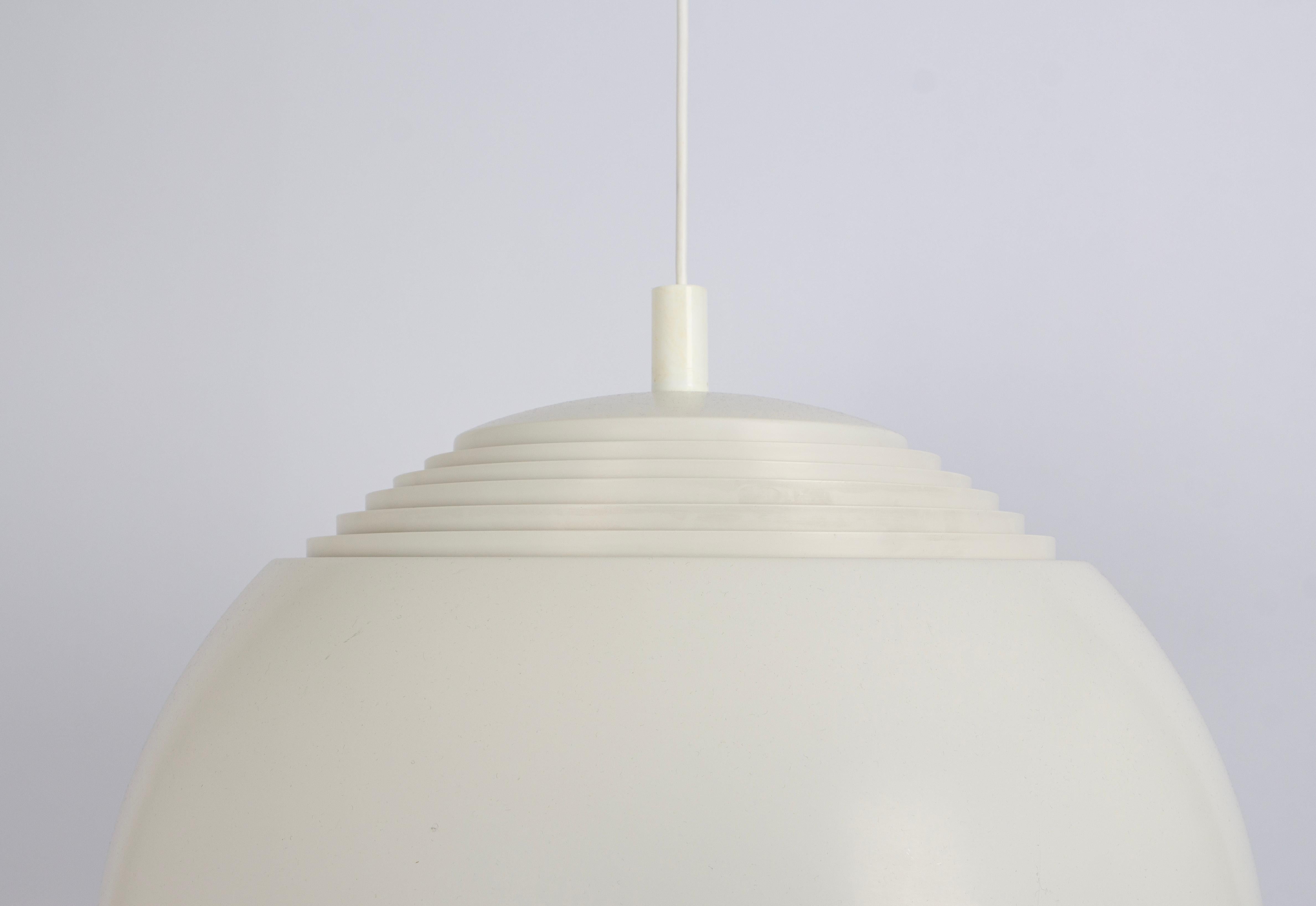 Mid-Century moderno Large White Arne Jacobsen Pendant Light by Louis Poulsen, AJ Royal, 1960s in vendita