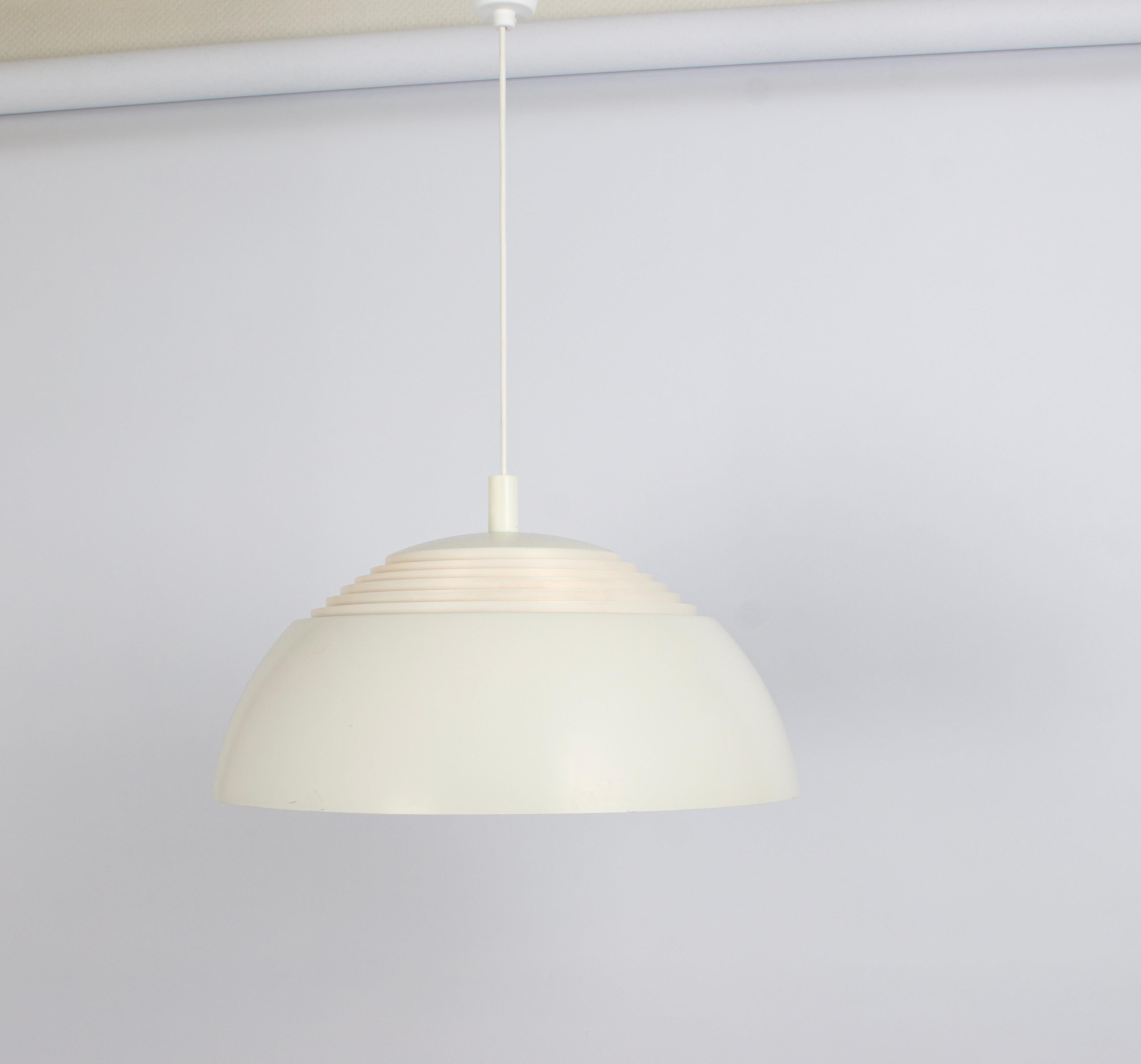 Large White Arne Jacobsen Pendant Light by Louis Poulsen, AJ Royal, 1960s In condizioni buone in vendita a Aachen, NRW