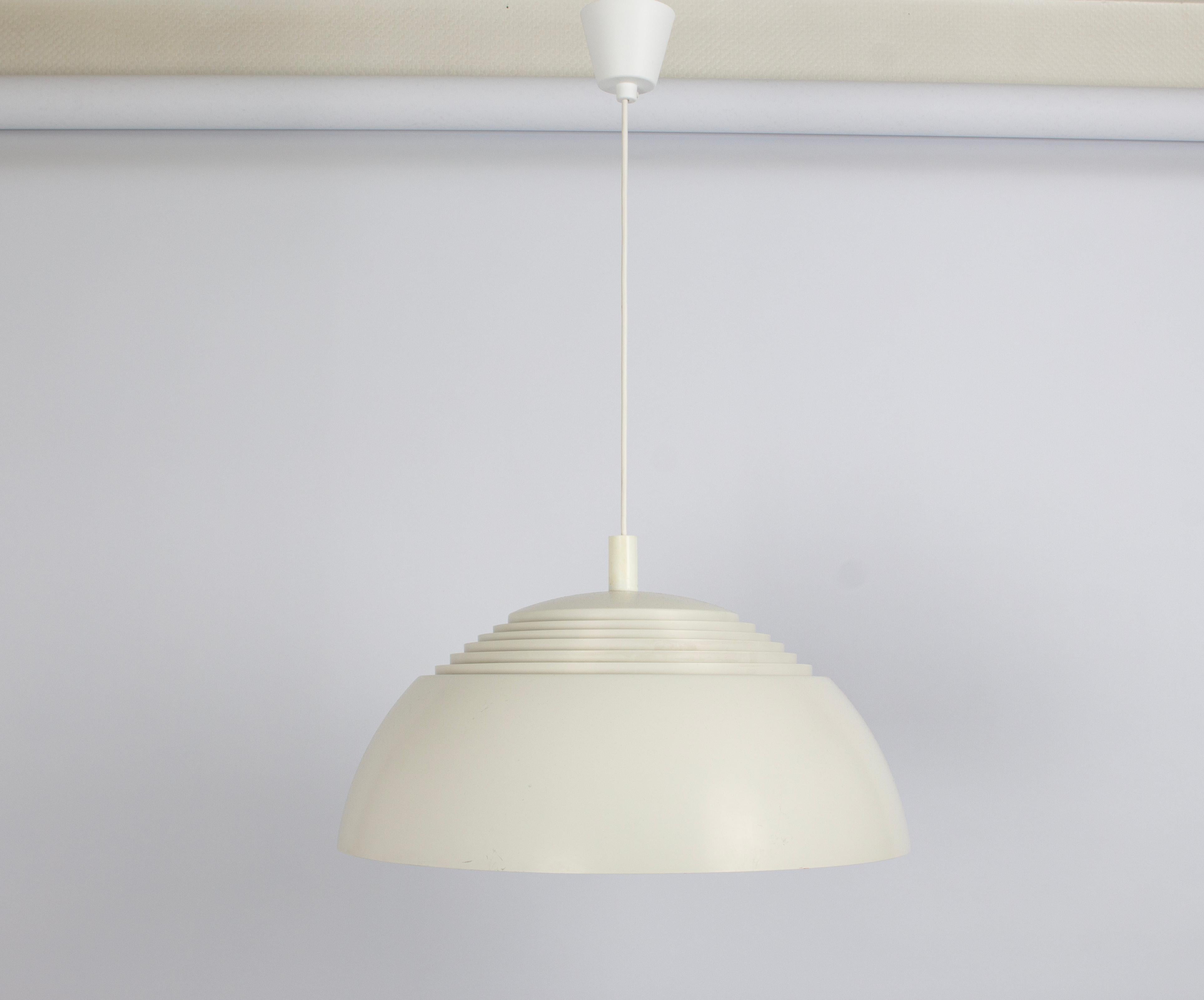 Metallo Large White Arne Jacobsen Pendant Light by Louis Poulsen, AJ Royal, 1960s in vendita