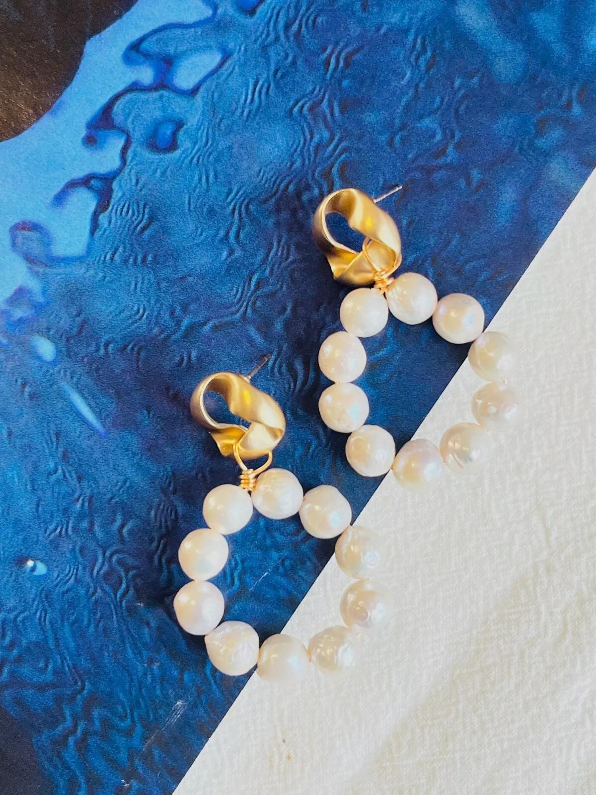 Art déco Boucles d'oreilles perles blanches, cercle, anneau, goutte d'eau rétro percée, or en vente