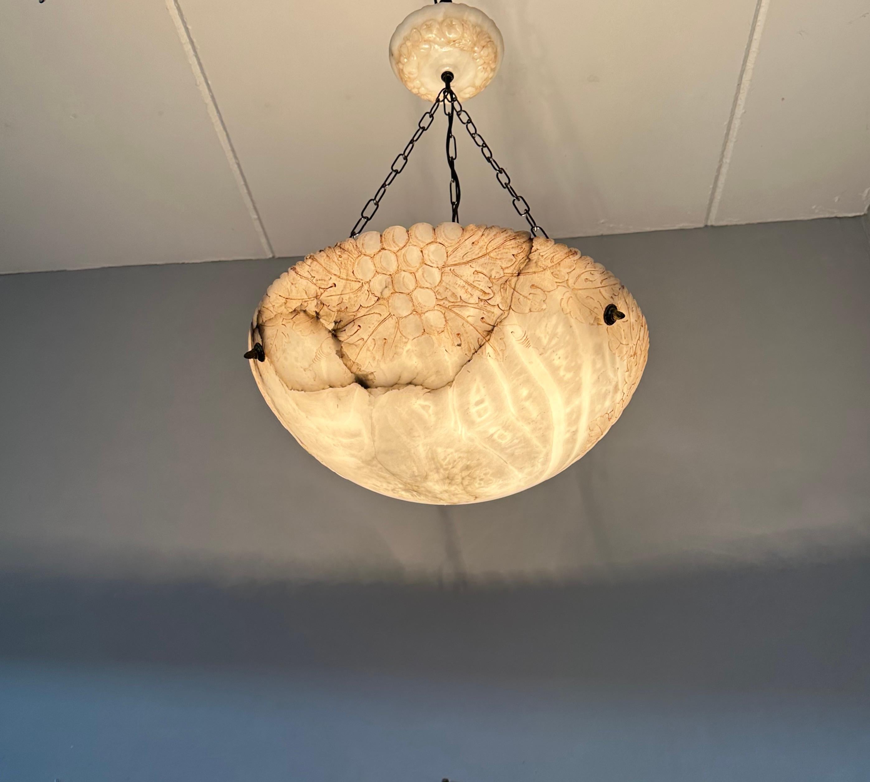 Large White & Black Alabaster Pendant & Canopy with Carved Acorn Bunches & Leafs In Good Condition In Lisse, NL