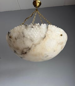 Grande lampe suspendue en albâtre blanc et noir avec grappes de raisin et feuilles de vigne sculptées