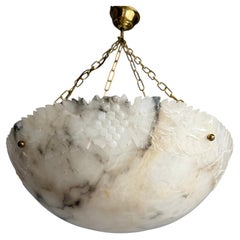 Grande lampe suspendue en albâtre blanc et noir avec grappes de raisin et feuilles de vigne sculptées