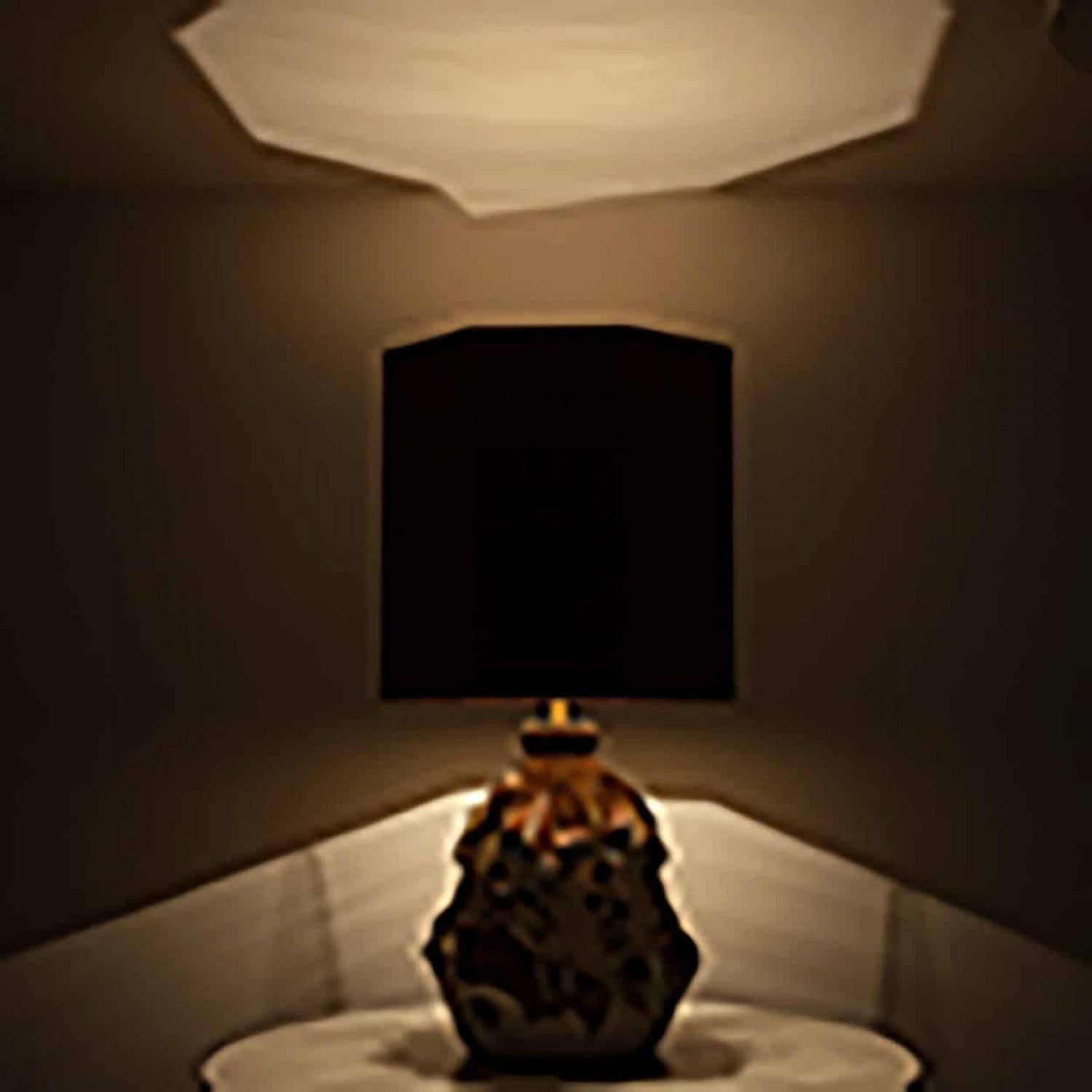 Große weiße Brique-Keramik-Tischlampe, achteckiger Lampenschirm von R. Houben (Ende des 20. Jahrhunderts) im Angebot