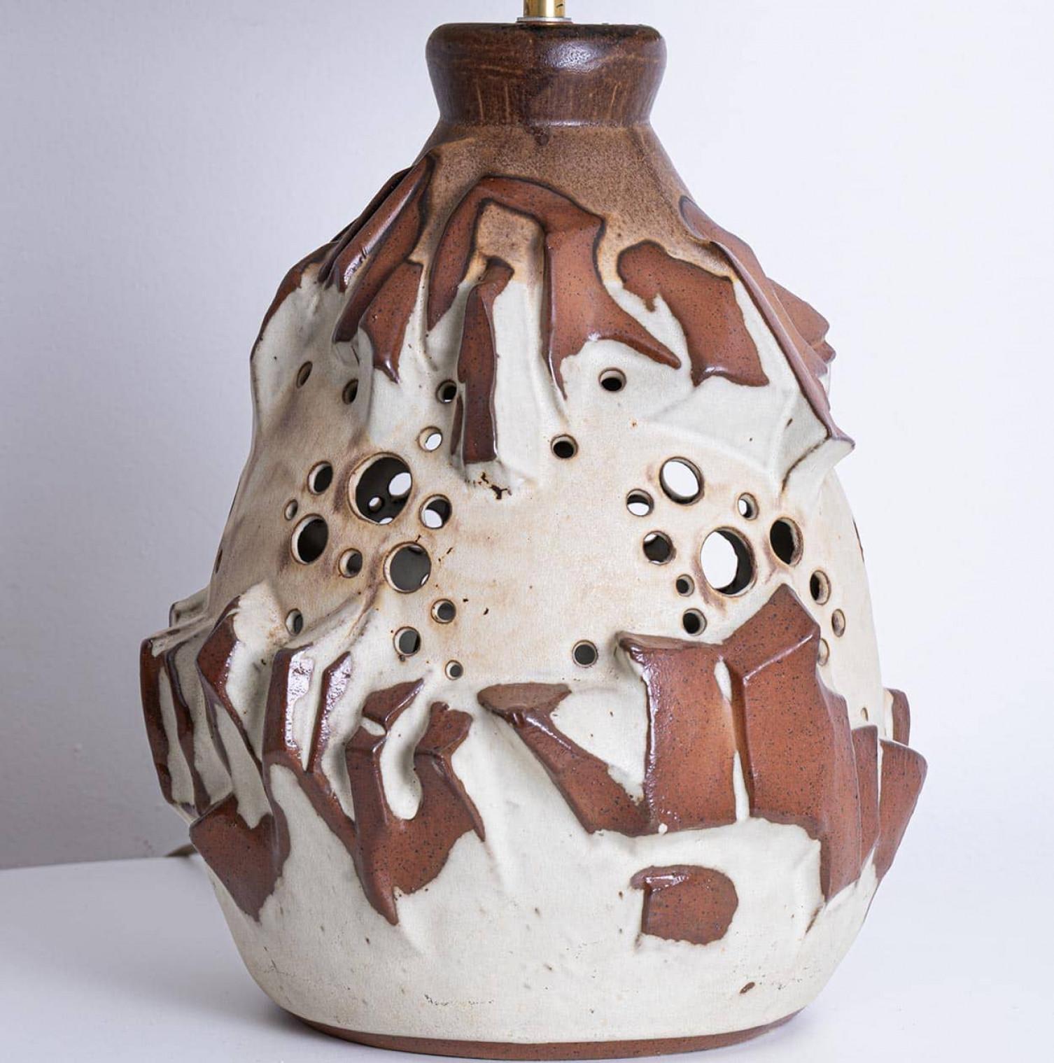 Céramique Grand lampadaire en céramique brique blanche, abat-jour octogonal par R. Houben en vente