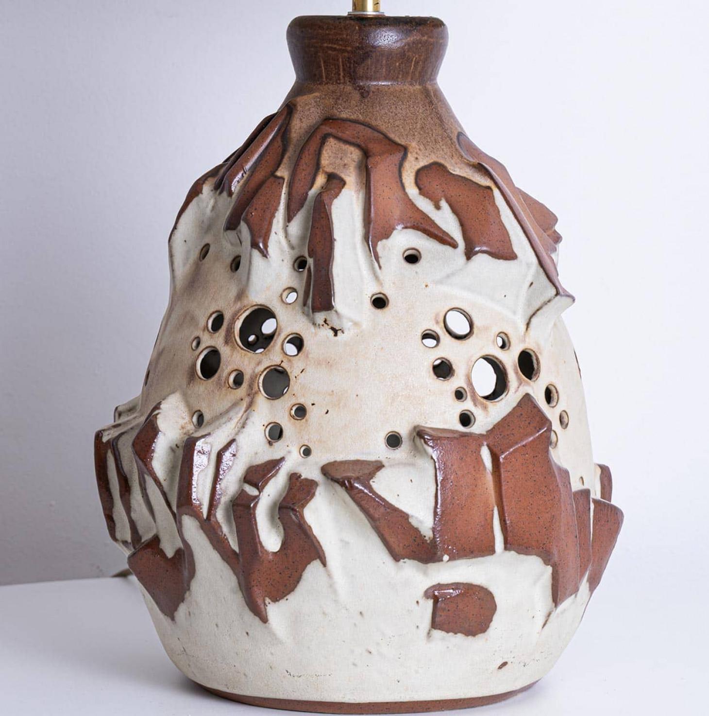 Große weiße Brique-Keramik-Tischlampe, achteckiger Lampenschirm von R. Houben im Angebot 1