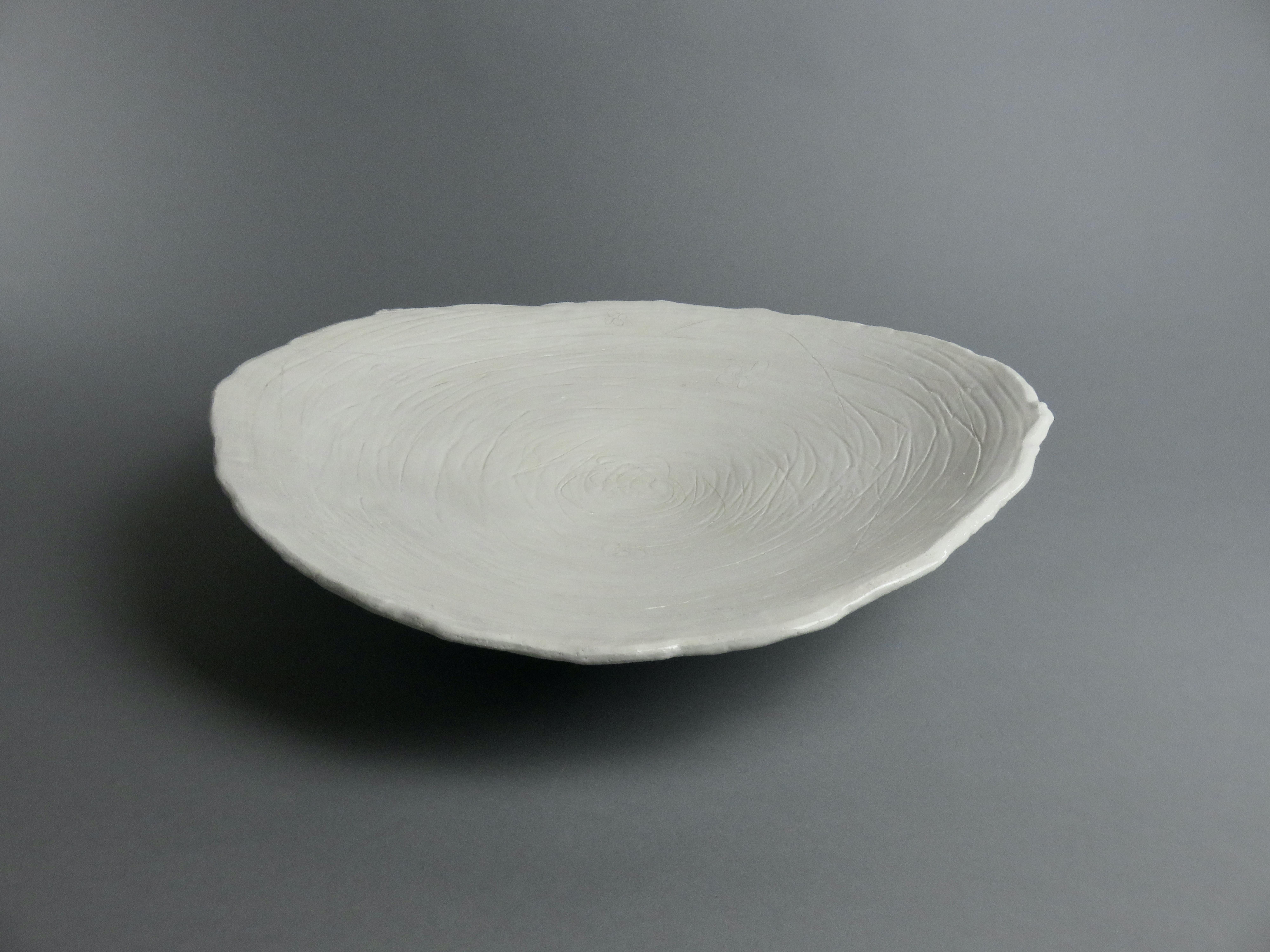 Large White Ceramic Bowl on Tripod Feet, Wave Rim with Hand Drawn Interior For Sale 2