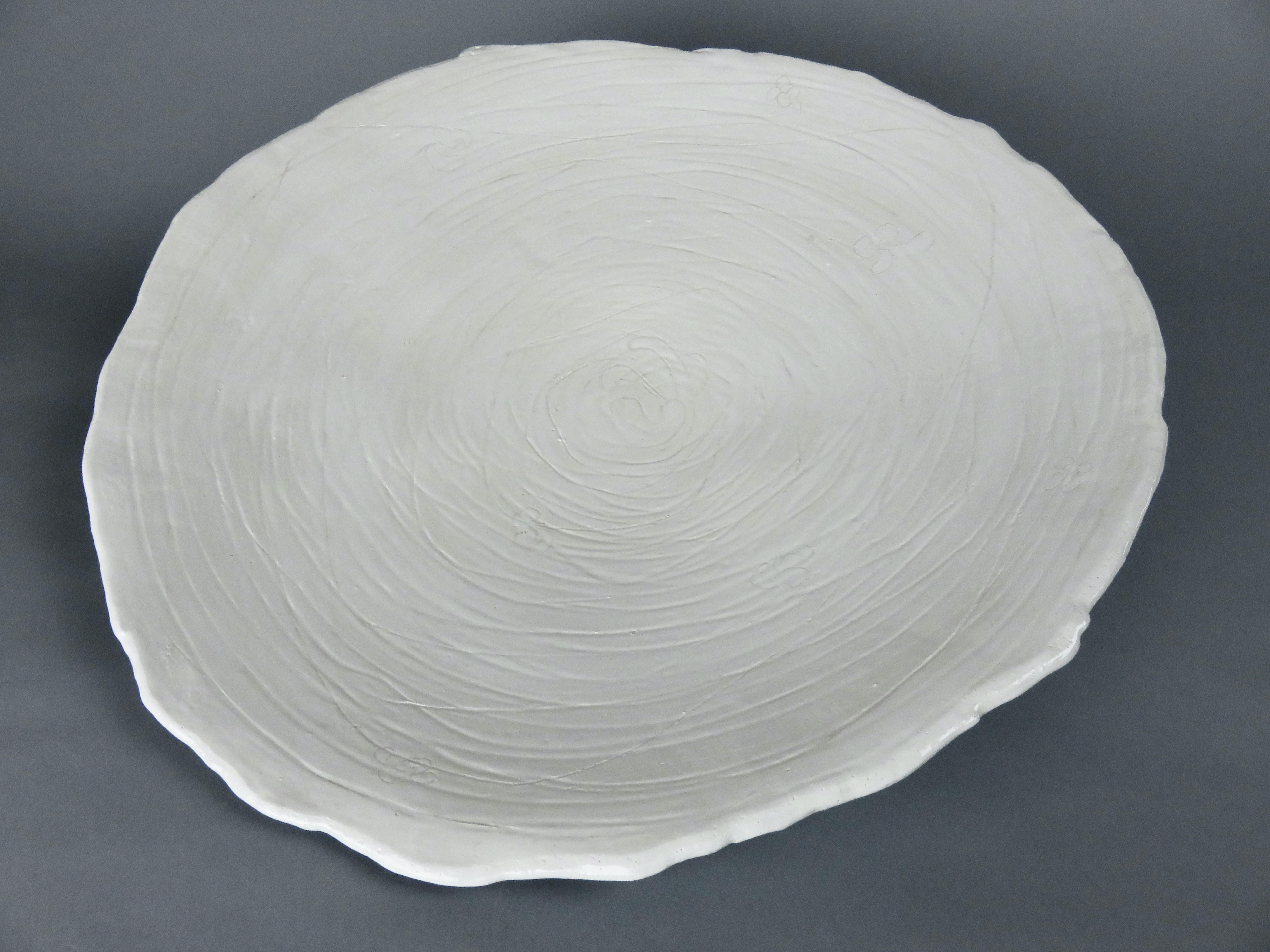 Große weiße Keramikschale auf dreibeinigen Füßen, Wellenrand mit handgezeichnetem Innenraum im Angebot 6