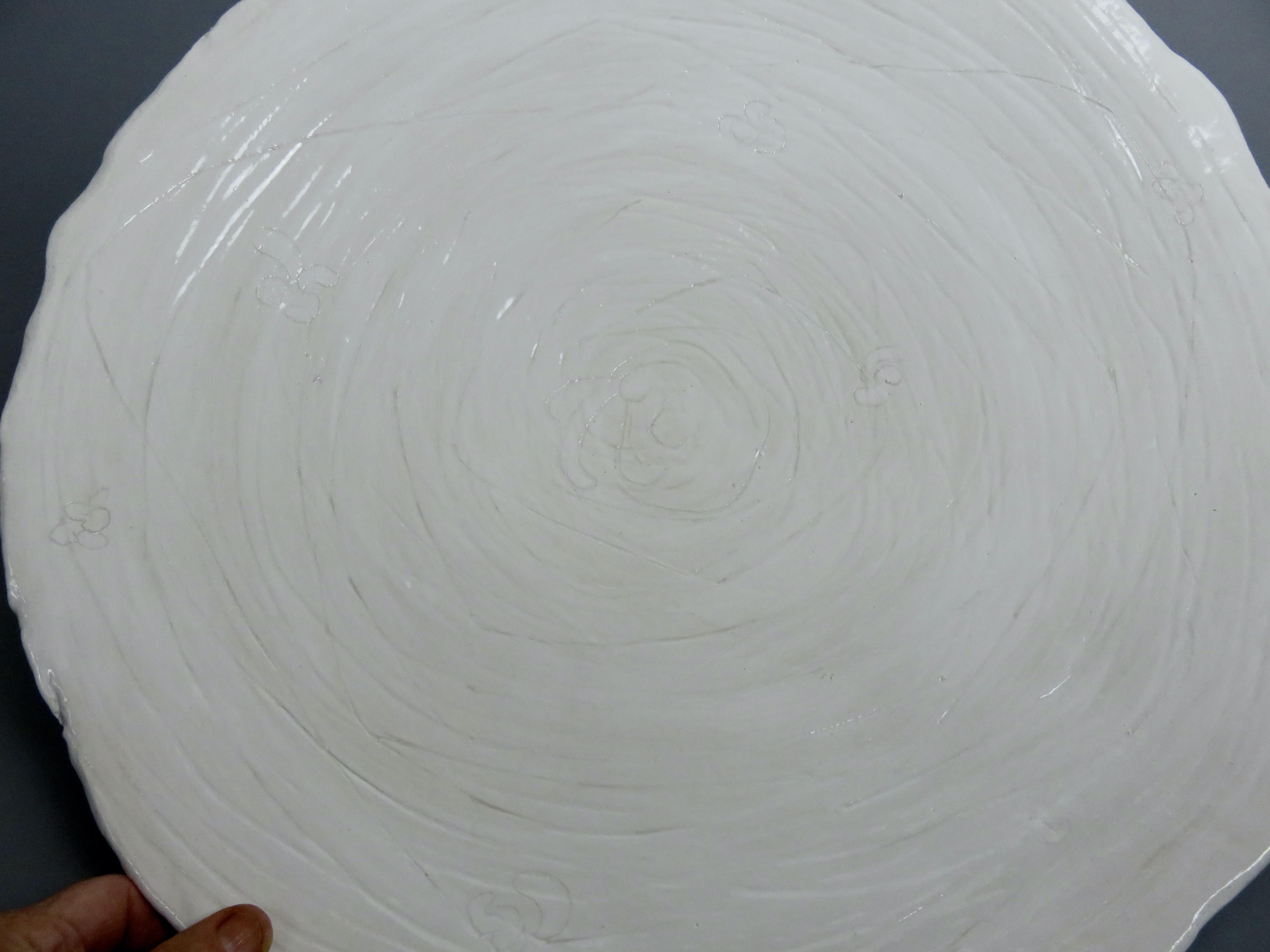 Large White Ceramic Bowl on Tripod Feet, Wave Rim with Hand Drawn Interior For Sale 4