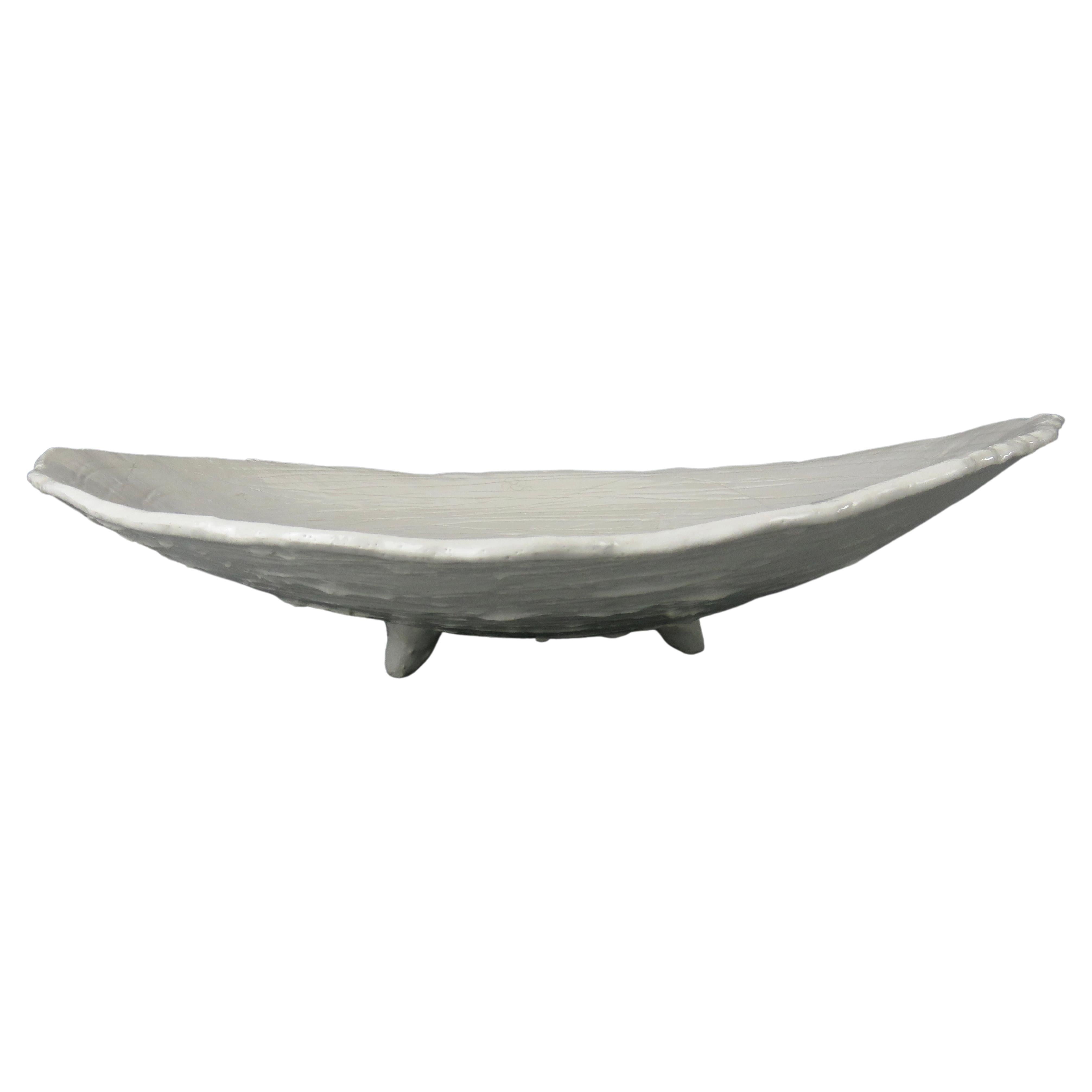 Realizzata completamente a mano, questa Fruttiera grande in ceramica con smalto bianco crema è unica nel suo genere, dalla texture insolita al disegno intagliato a mano fino allo splendido smalto. L'argilla bianca in gres è stata lavorata