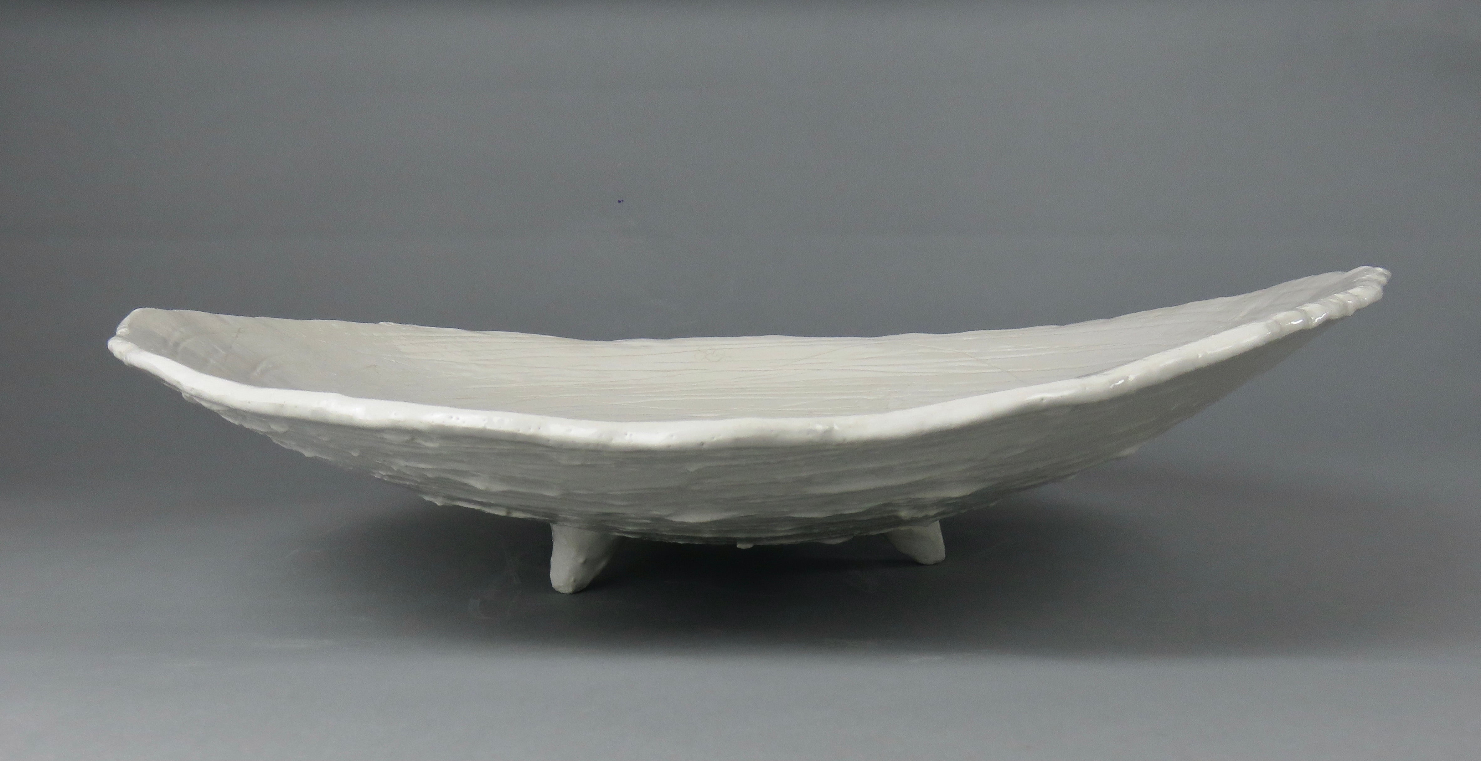 Organico moderno Grande ciotola in ceramica bianca su piedi a treppiede, bordo a onda con interno disegnato a mano in vendita