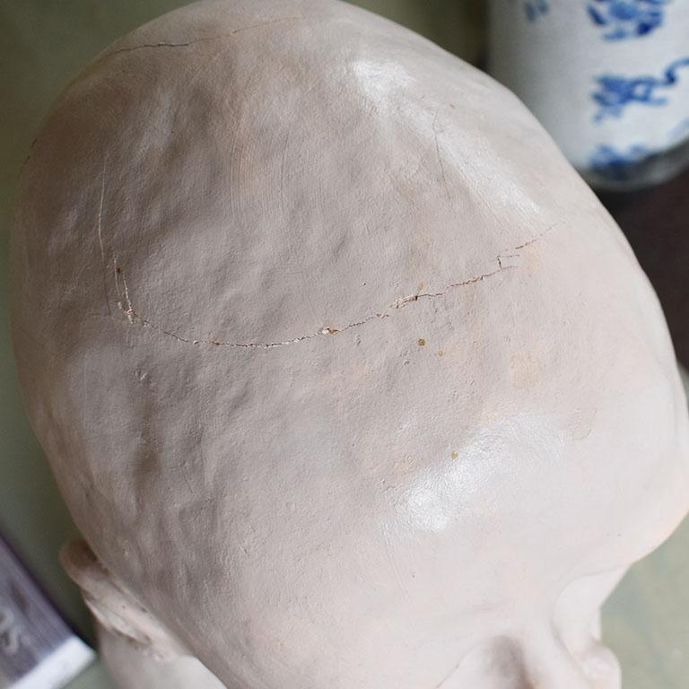 Grande busto in ceramica bianca con scultura di un uomo calvo In condizioni buone in vendita a Oklahoma City, OK