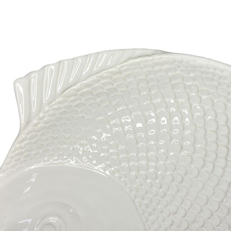 Grandes Platos de Cerámica Blanca para Servir Peces - Pareja Olfaire Portugal siglo XX en venta