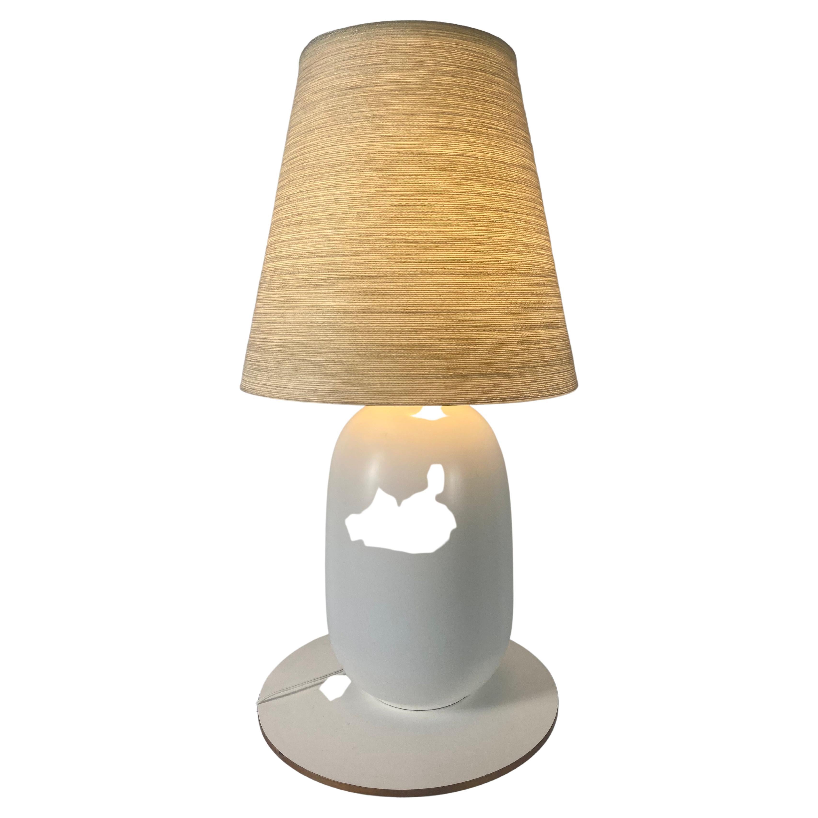 Atemberaubende weiße Keramik Lotte & Gunnar Bostlund Lampe; schöne eiförmige Form,, Behält ursprünglichen Glasfaser Schatten in großen ursprünglichen Zustand,, Schatten misst 16,5 von 16