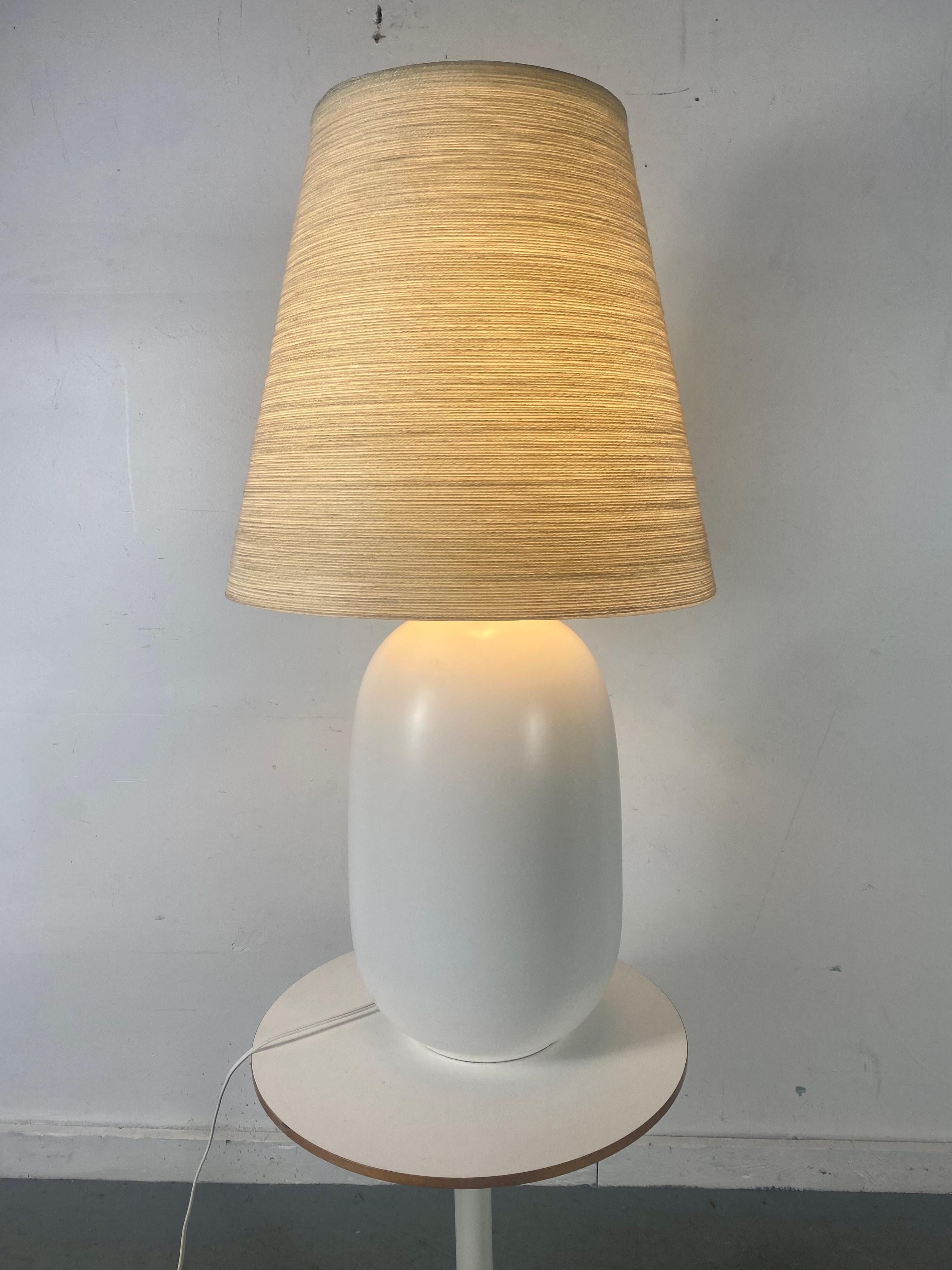 Große Lampe aus weißer Keramik Lotte & Gunnar Bostlund (Mitte des 20. Jahrhunderts) im Angebot