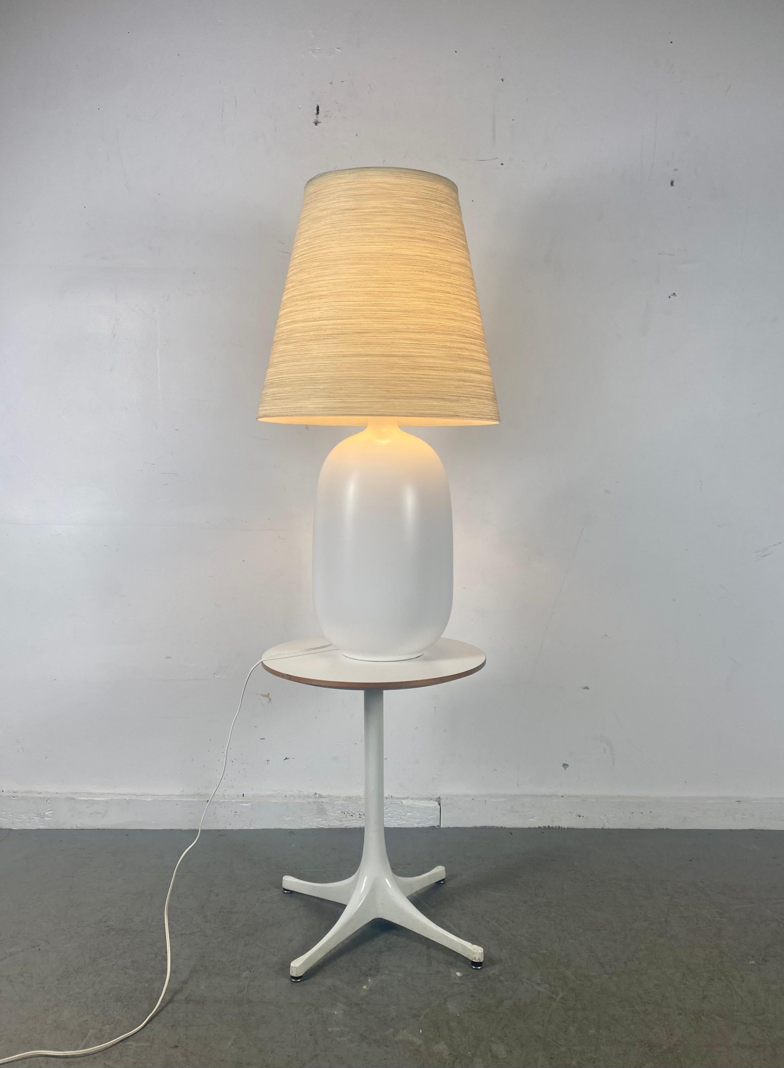 Große Lampe aus weißer Keramik Lotte & Gunnar Bostlund im Angebot 1
