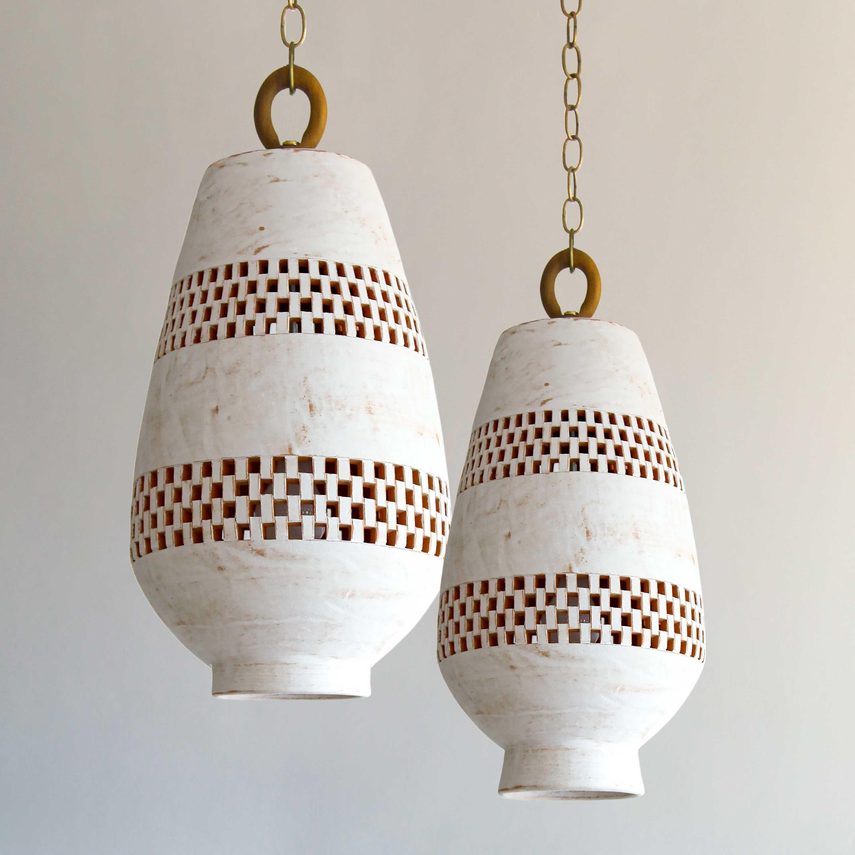 Mid-Century Modern Grande lampe à suspension en céramique blanche, laiton vieilli, collection Ajedrez Atzompa en vente