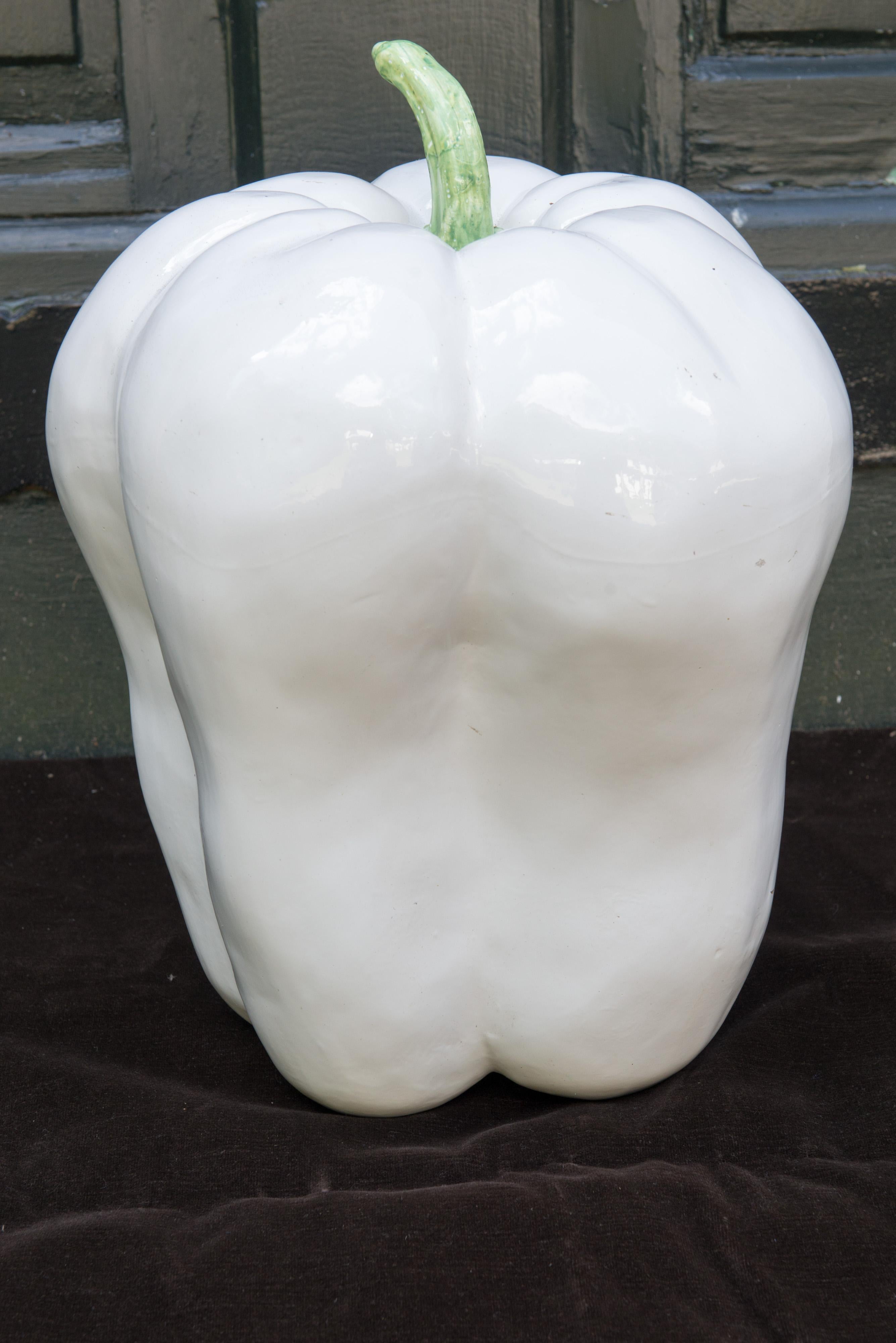 Céramique Grande poivrière en céramique blanche, années 1970 en vente