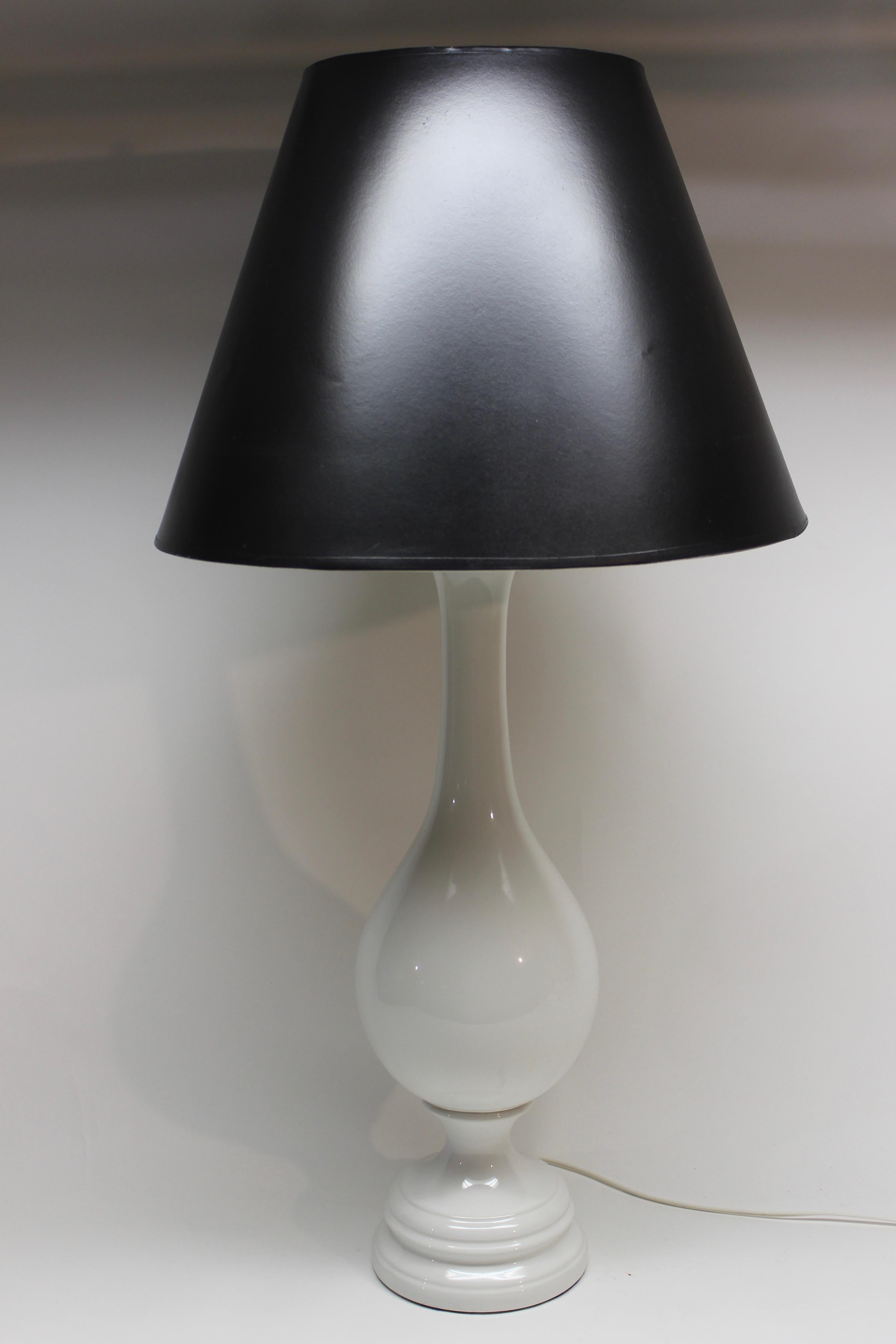 Large White Ceramic Table Lamp In Excellent Condition For Sale In East Hampton, NY