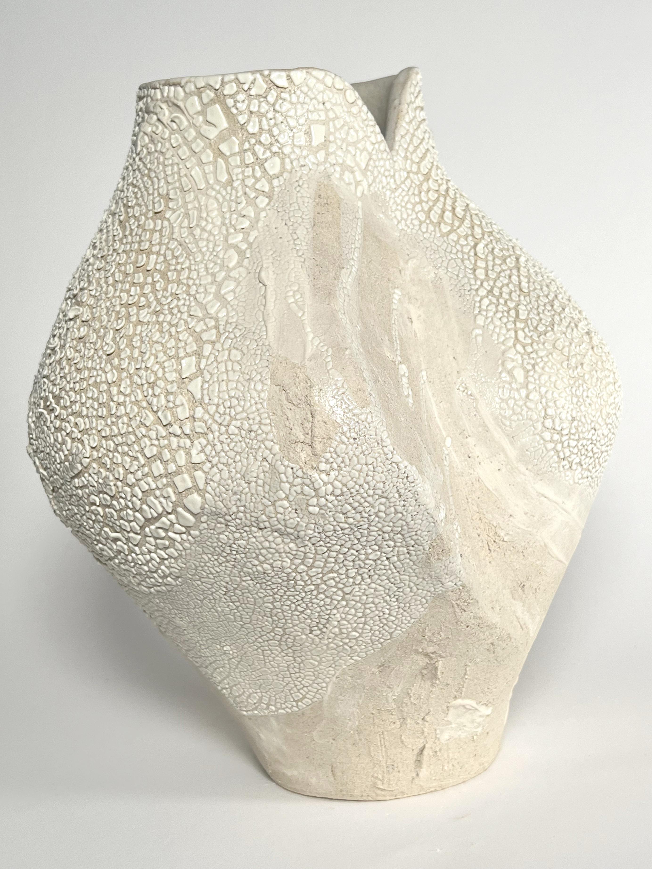 Jarrón grande de cerámica blanca Lost Quarry Jarrón moderno hecho a mano Estadounidense en venta