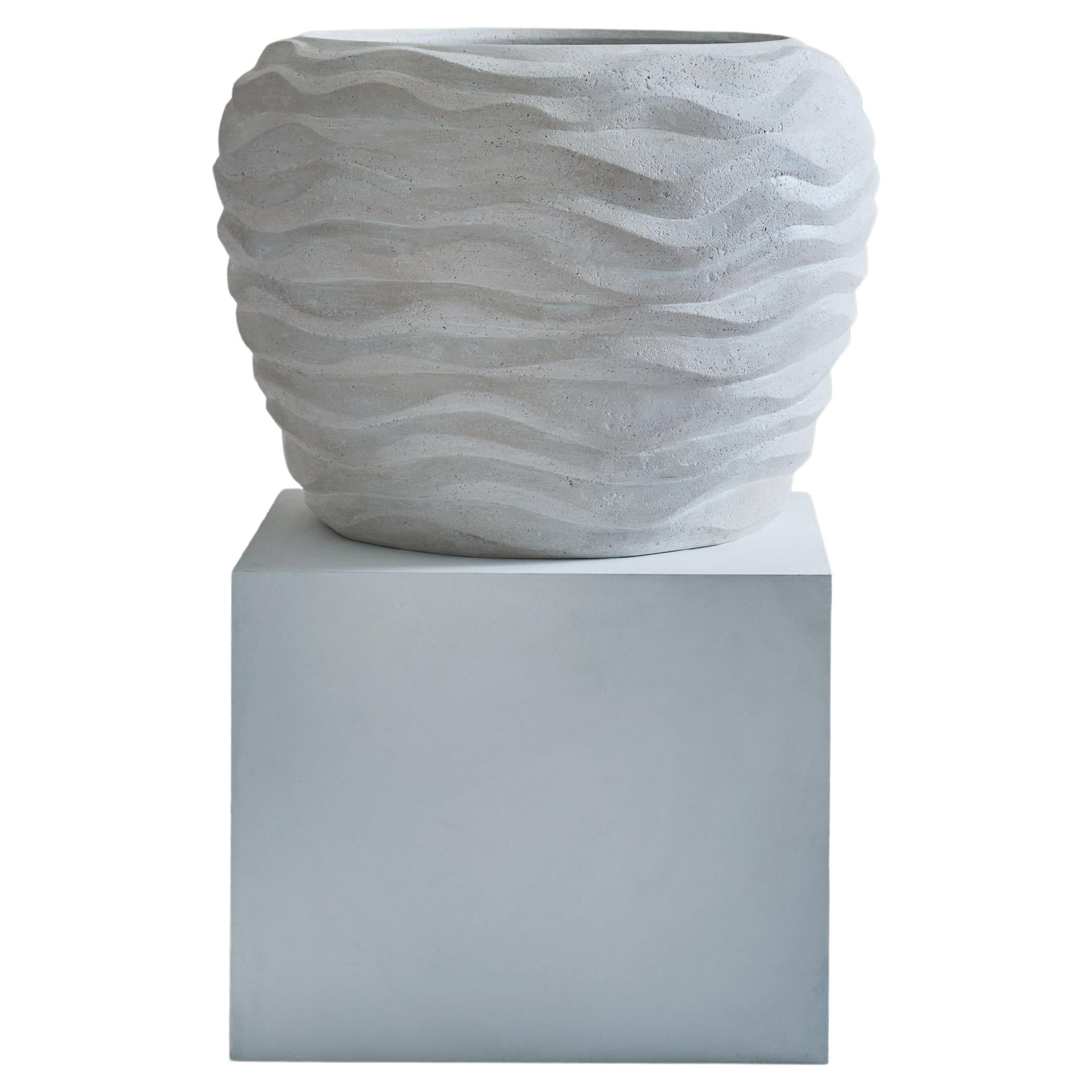 Großes weißes Gefäß aus zerkleinertem Kalkstein und Holz von Studio Laurence im Angebot