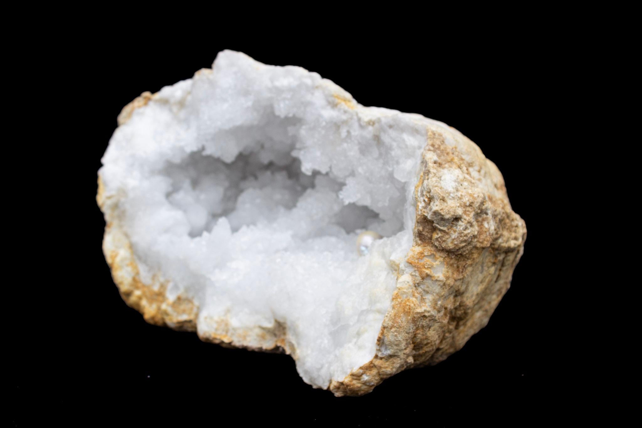 Großer weißer Kristall-Geode mit natürlicher Barockperle (Marokkanisch) im Angebot