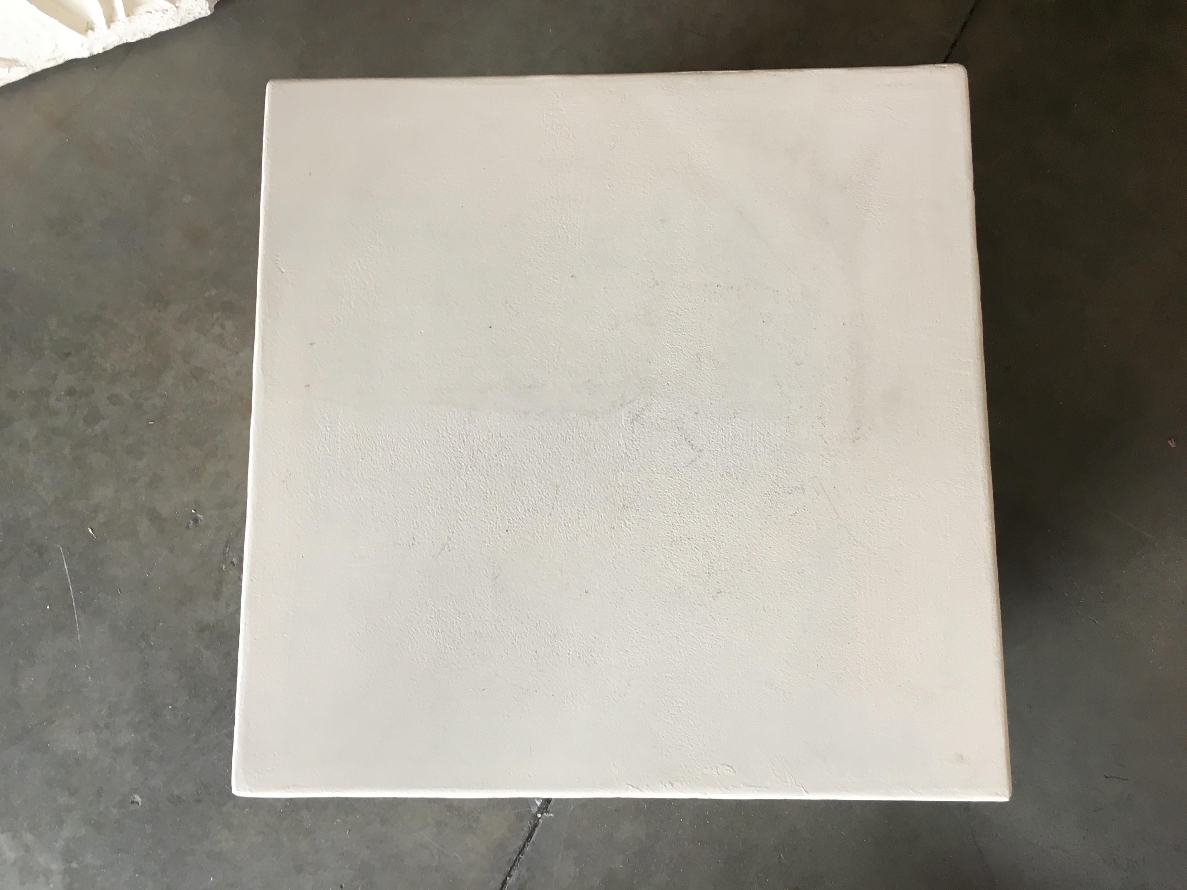 Paire de grandes tables d'appoint cubiques blanches à piédestal avec relief en forme de grue, années 1980 État moyen - En vente à Van Nuys, CA