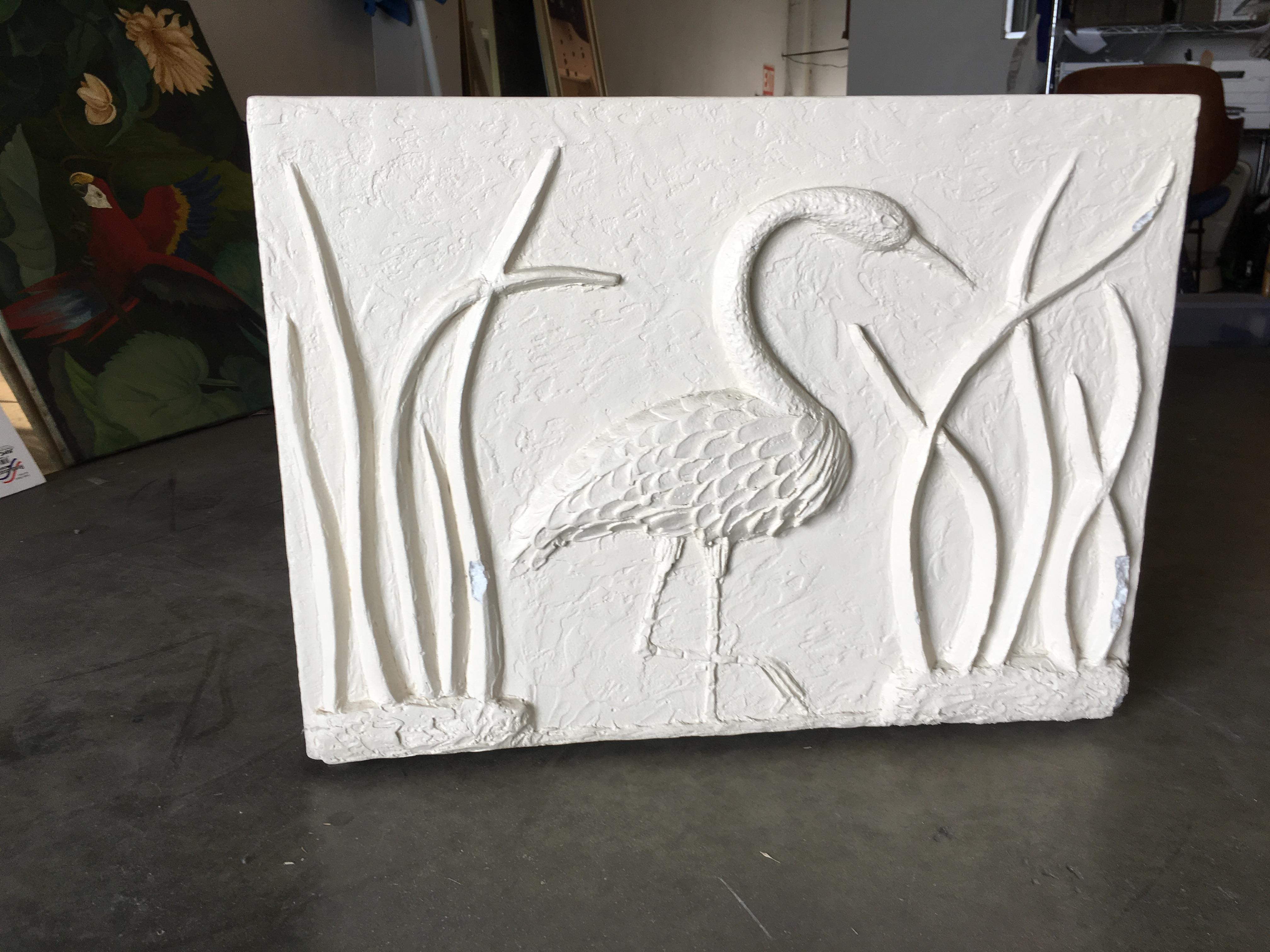 Plâtre Paire de grandes tables d'appoint cubiques blanches à piédestal avec relief en forme de grue, années 1980 en vente