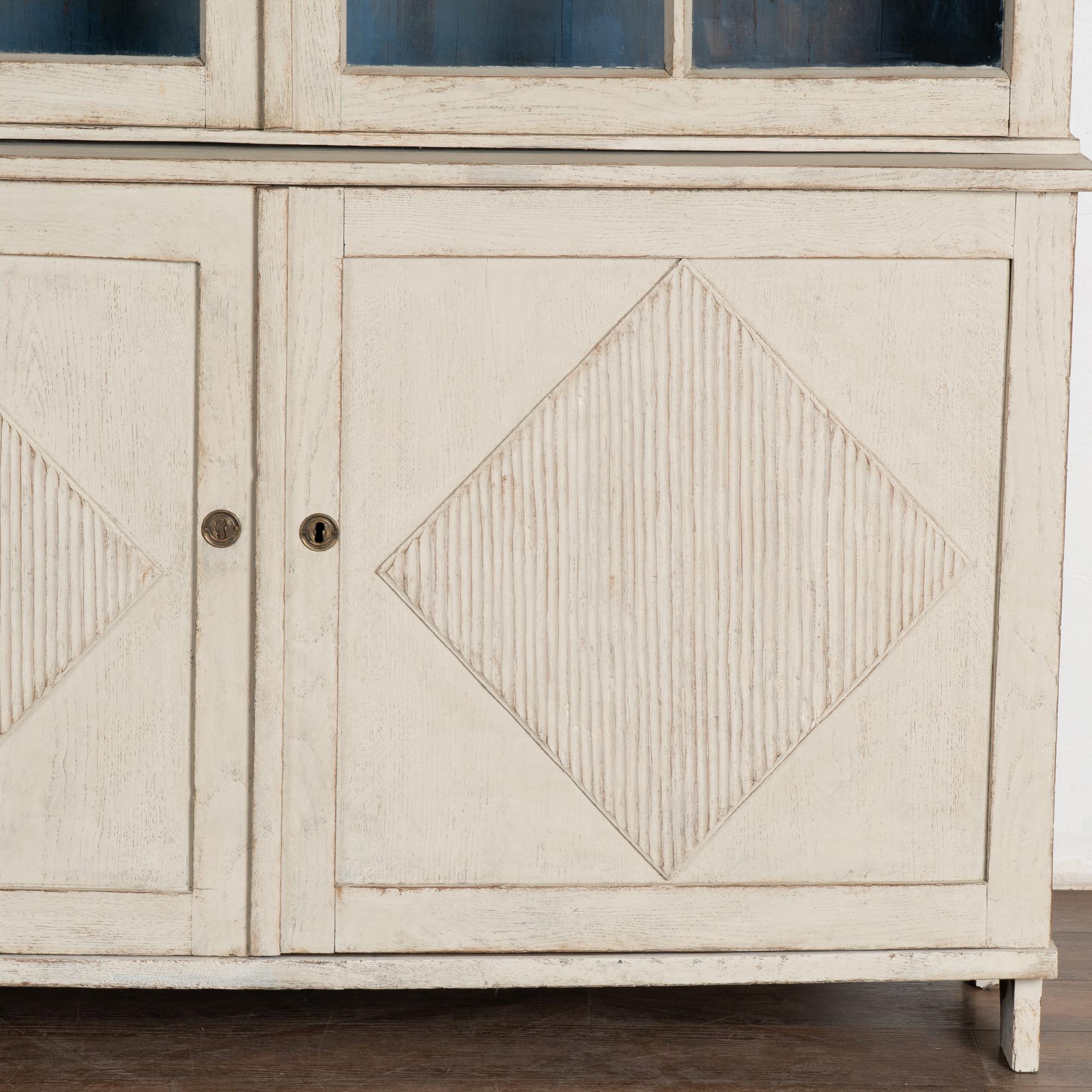 Großer weißer Vitrinenschrank mit Glastüren, Schweden um 1840-60 4