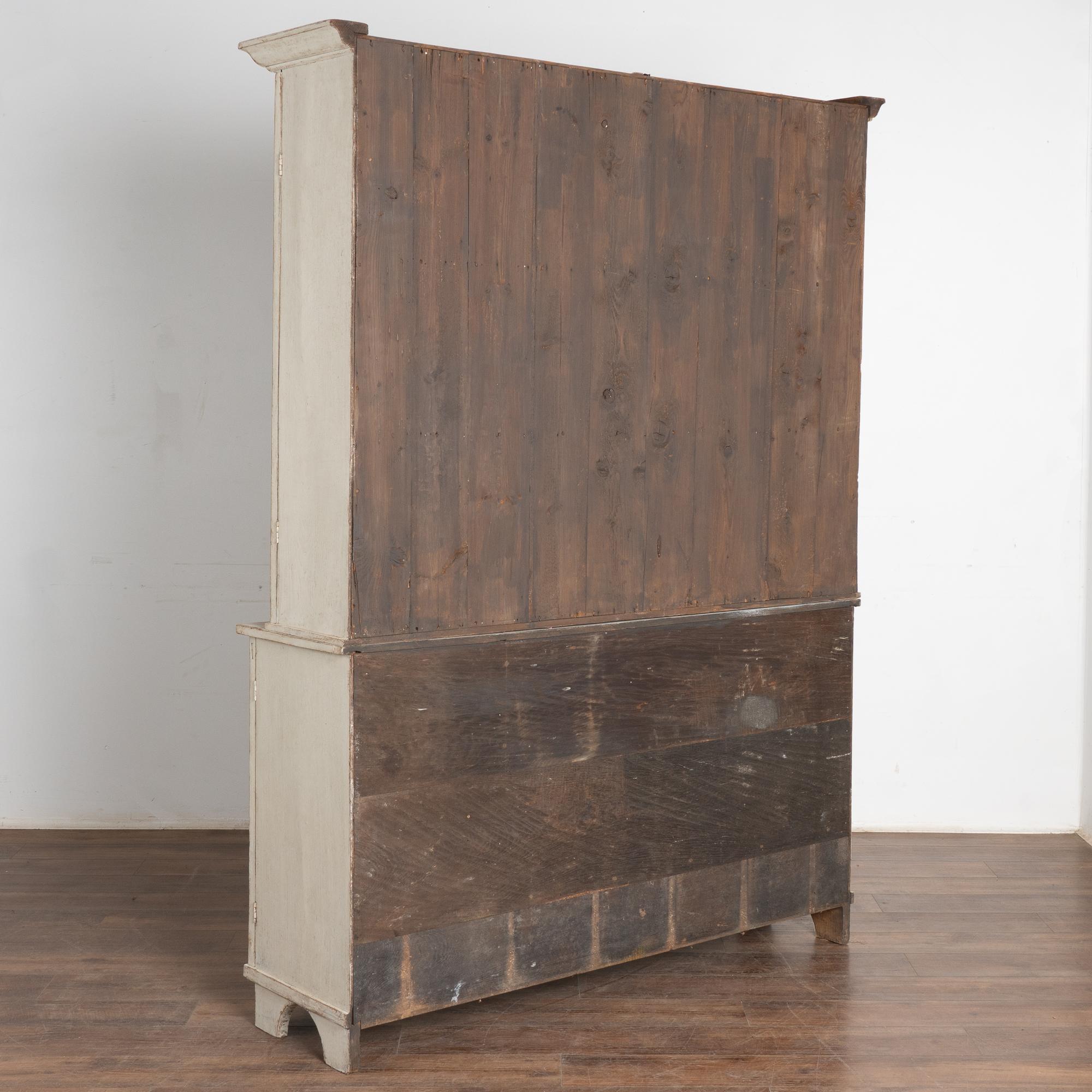 Großer weißer Vitrinenschrank mit Glastüren, Schweden um 1840-60 5