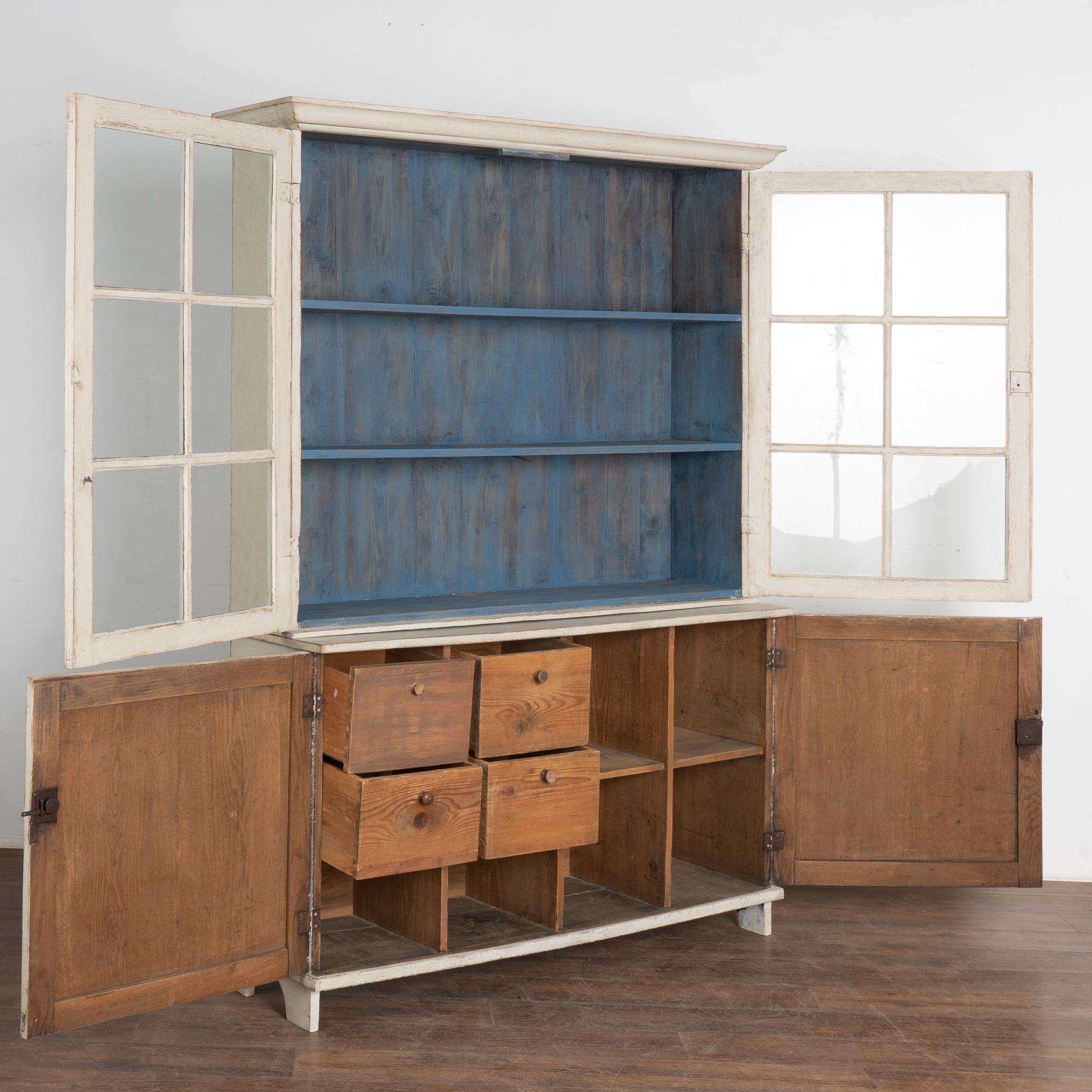 Großer weißer Vitrinenschrank mit Glastüren, Schweden um 1840-60 (Land)