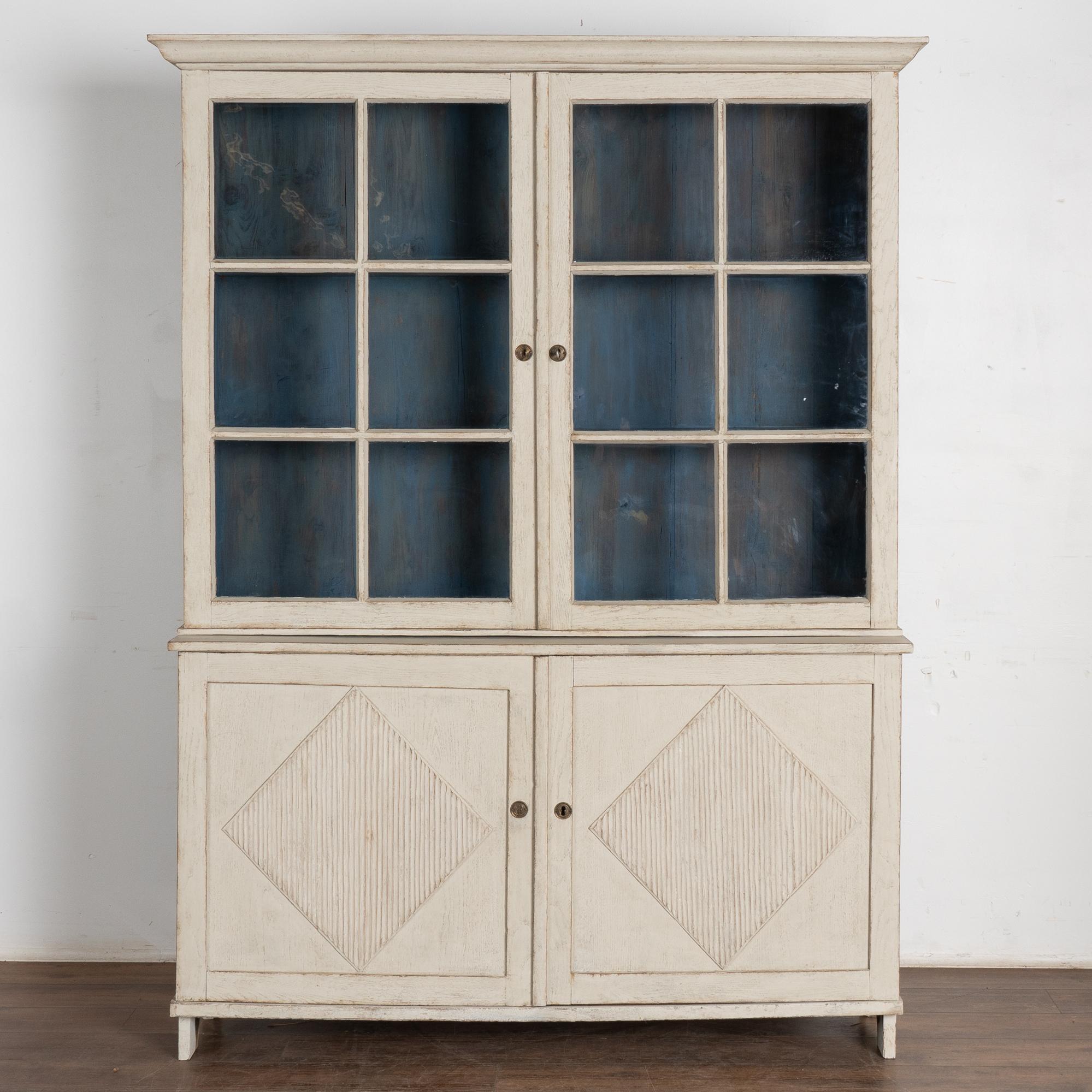 Großer weißer Vitrinenschrank mit Glastüren, Schweden um 1840-60 (Schwedisch)