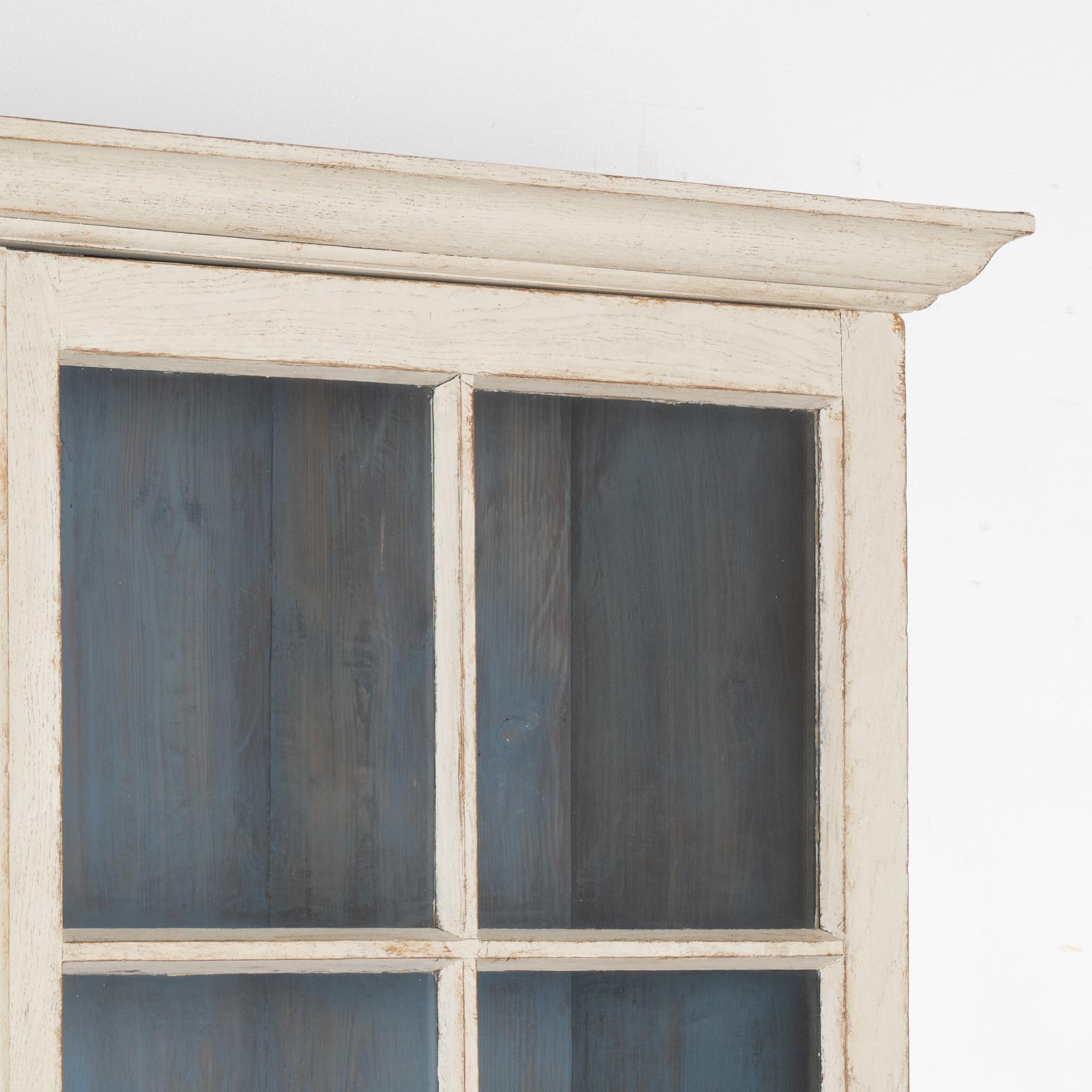 Großer weißer Vitrinenschrank mit Glastüren, Schweden um 1840-60 im Zustand „Gut“ in Round Top, TX